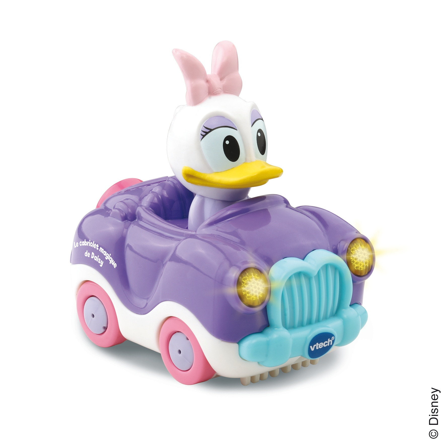 Zabawkowe auto Daisy Duck. Fioletowy samochód z różowymi kołami i figurką Daisy. Światła włączone. Białe tło.