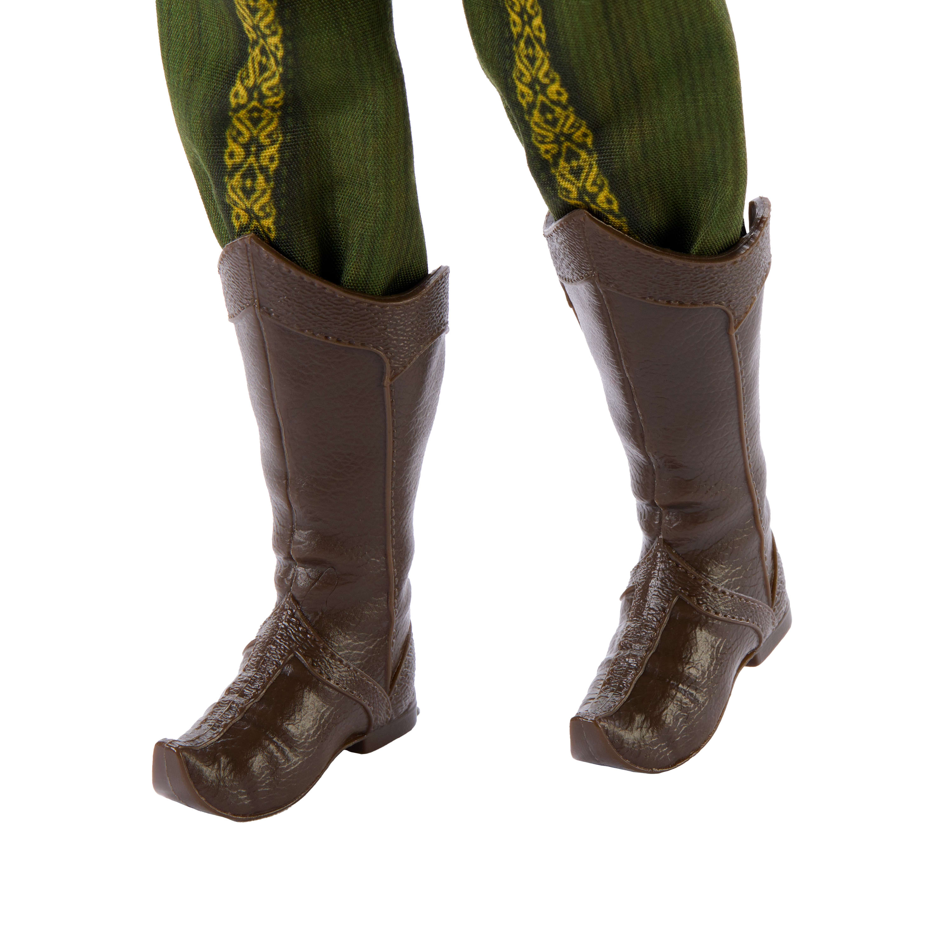Obraz przedstawia dolne nogi i brązowe buty. Nogi są pokryte zielonymi spodniami ze złotym wzorem.