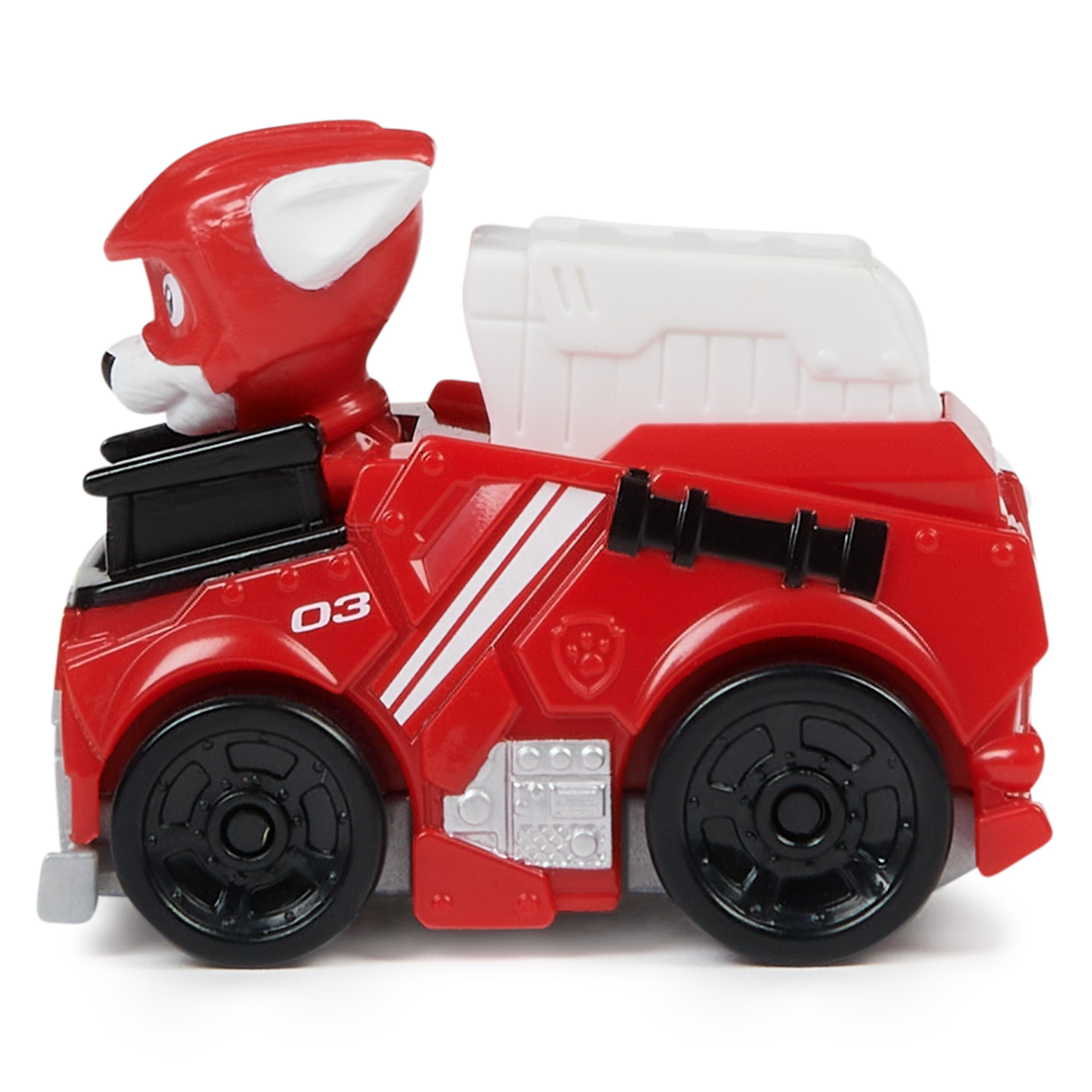 Un coche de juguete rojo con una figura de perro. Tiene ruedas negras y una caja blanca en la parte trasera. El fondo es blanco.