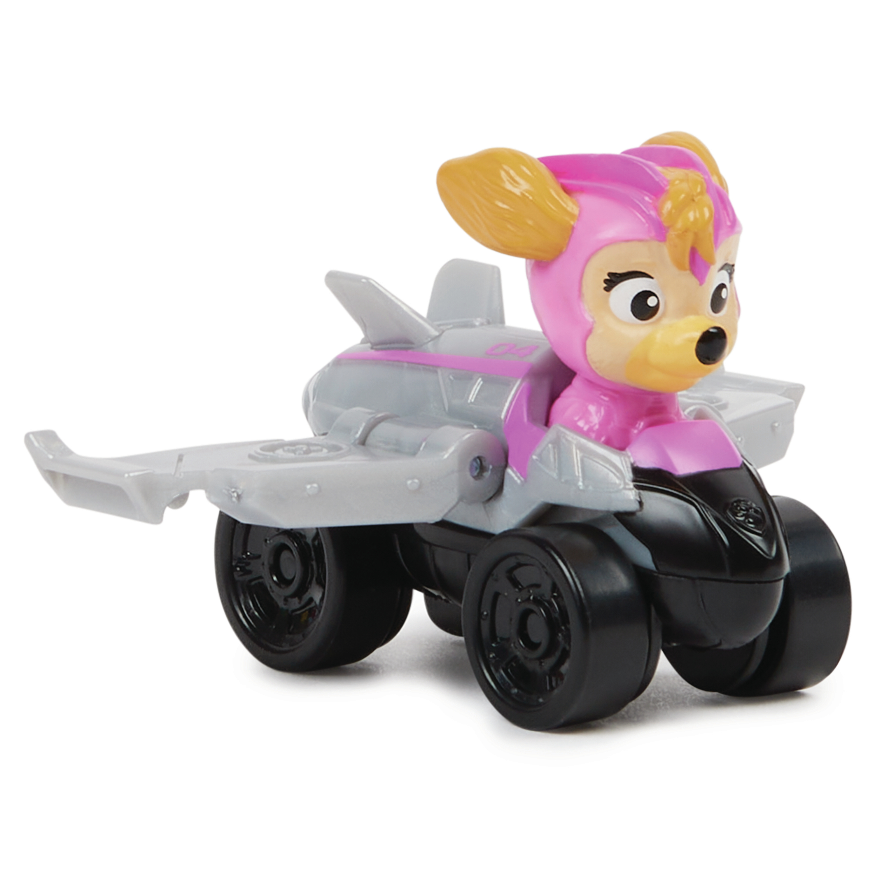 Un juguete de Skye de Paw Patrol con un traje rosa, en un vehículo gris y negro, con ruedas negras. Fondo blanco.