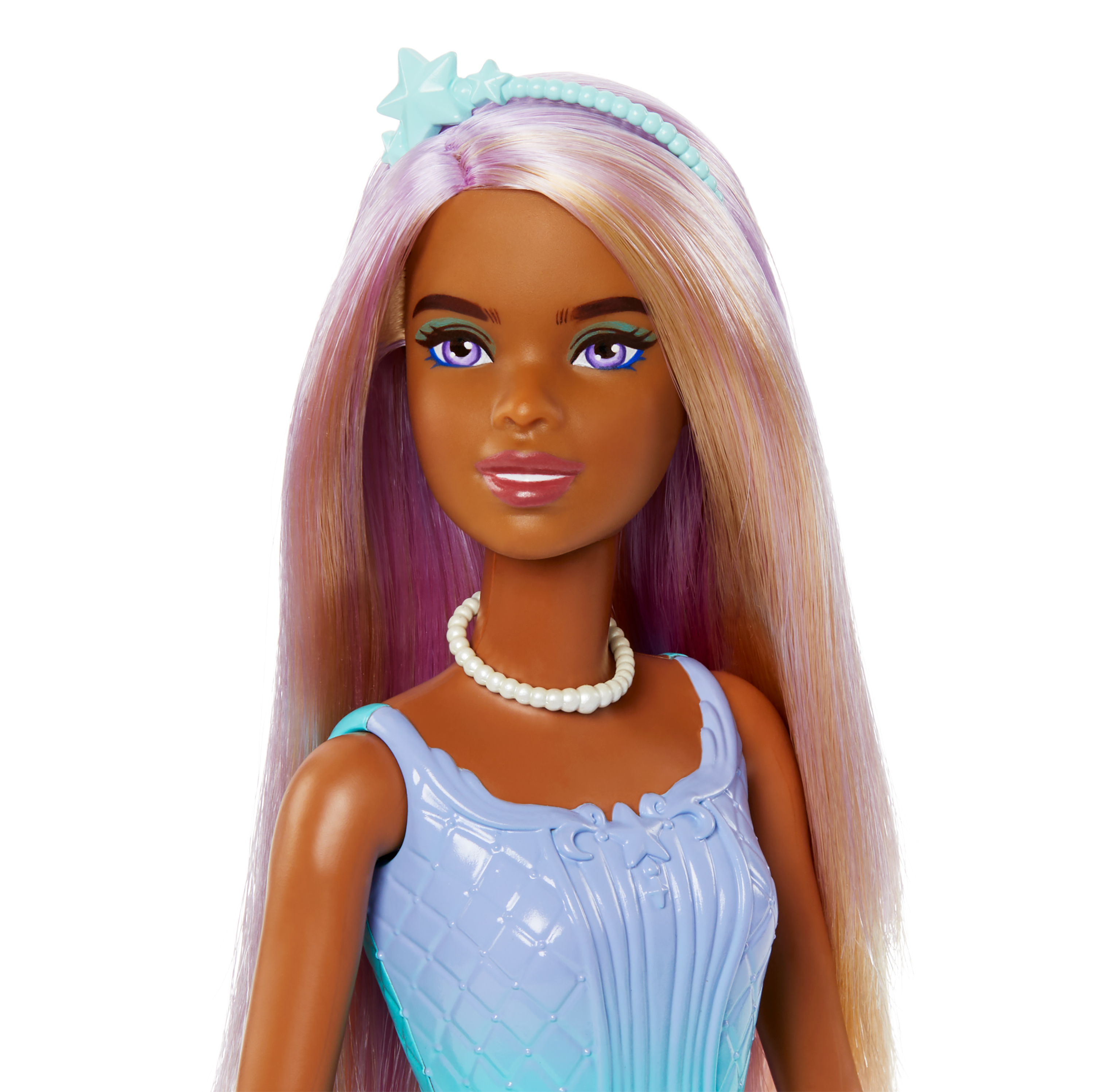 Una muñeca con cabello morado y rubio, ojos azules, un collar de perlas y un vestido azul. Lleva una diadema de estrella.
