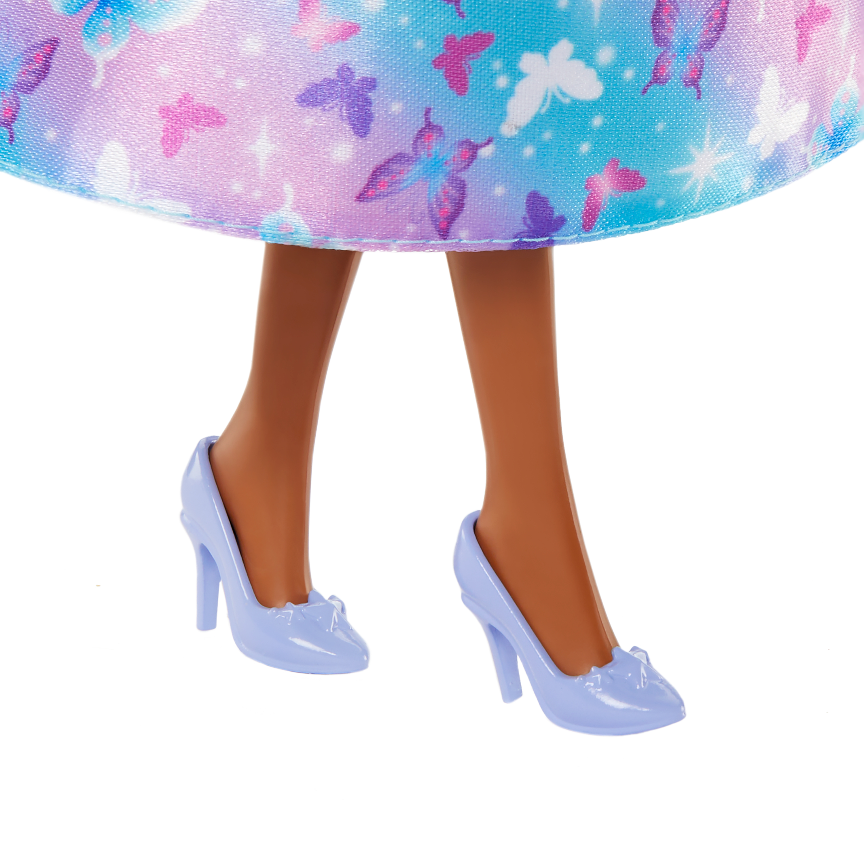 Piernas de muñeca con vestido azul y tacones altos. El vestido tiene mariposas. Los tacones son azul claro. El fondo es blanco.