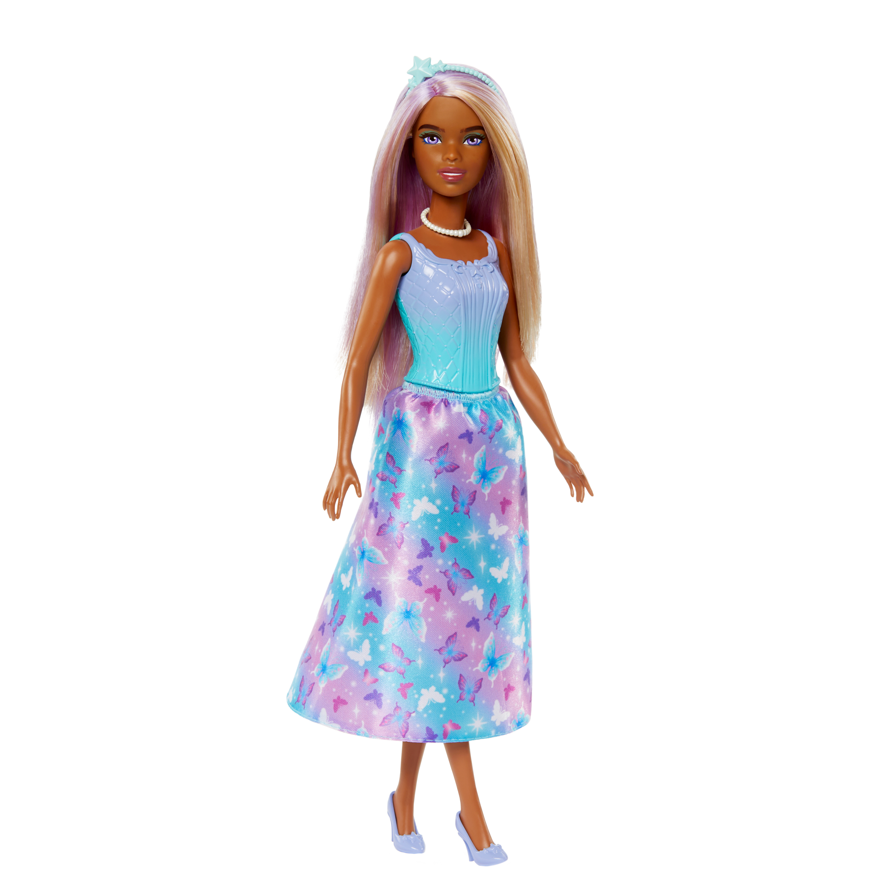 Una muñeca Barbie con piel oscura, vestida con un vestido azul con estampados de mariposas y tacones. Tiene pelo morado y rubio.