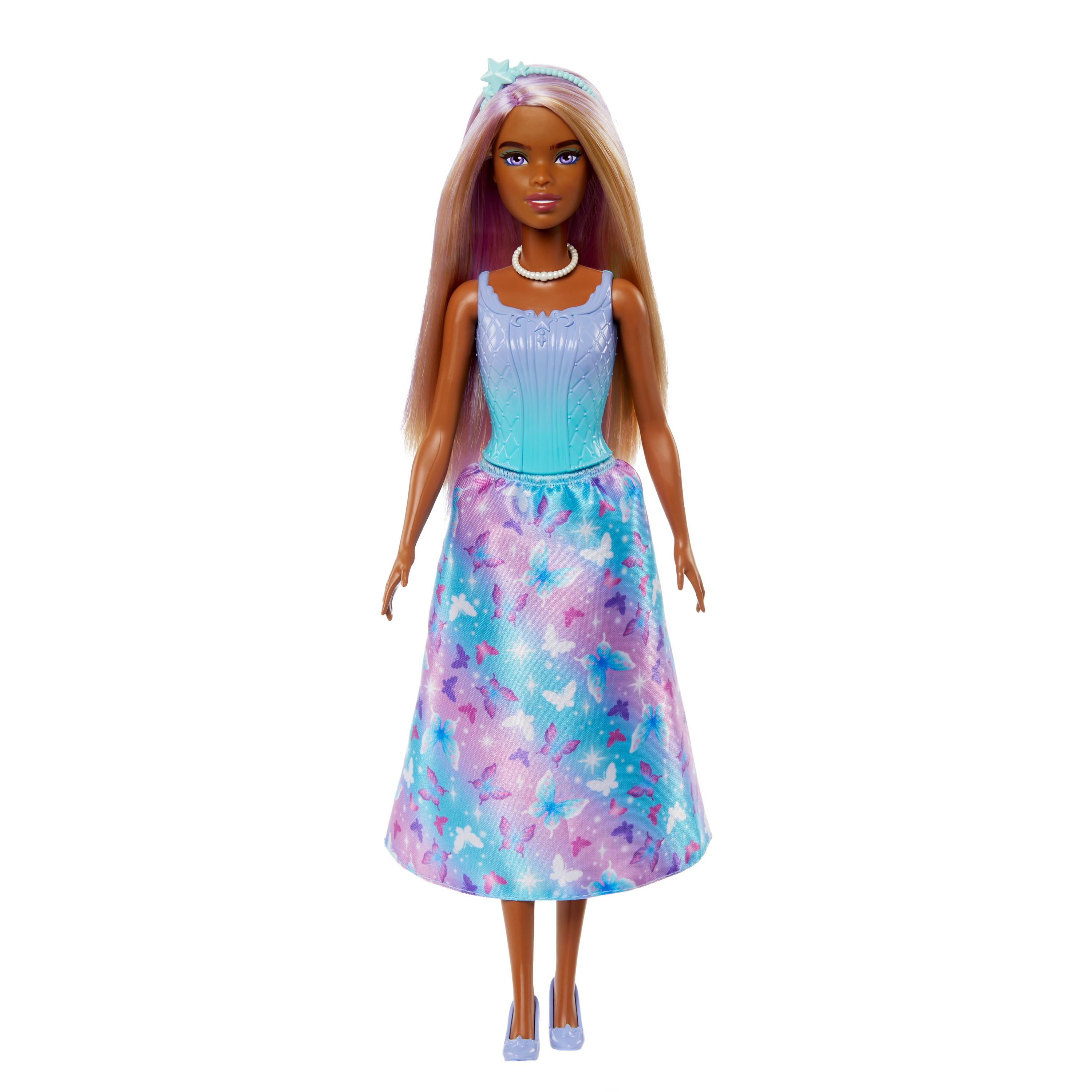 Una muñeca con piel oscura, cabello largo y claro, un vestido azul con mariposas y zapatos a juego está de pie.
