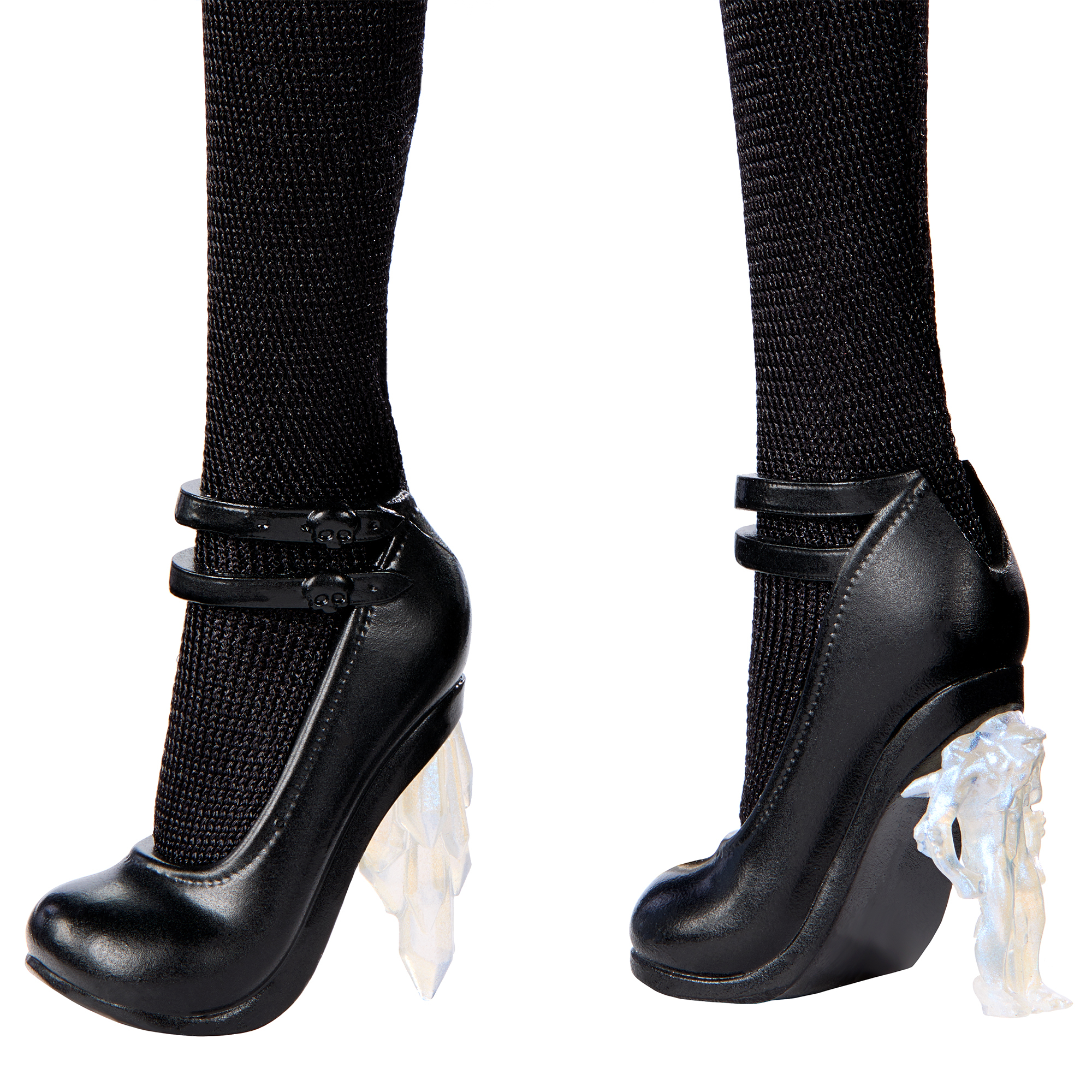 Zbliżenie nóg lalki z czarnymi pończochami z siatki i czarnymi obcasami z lodowymi rzeźbionymi podporami.