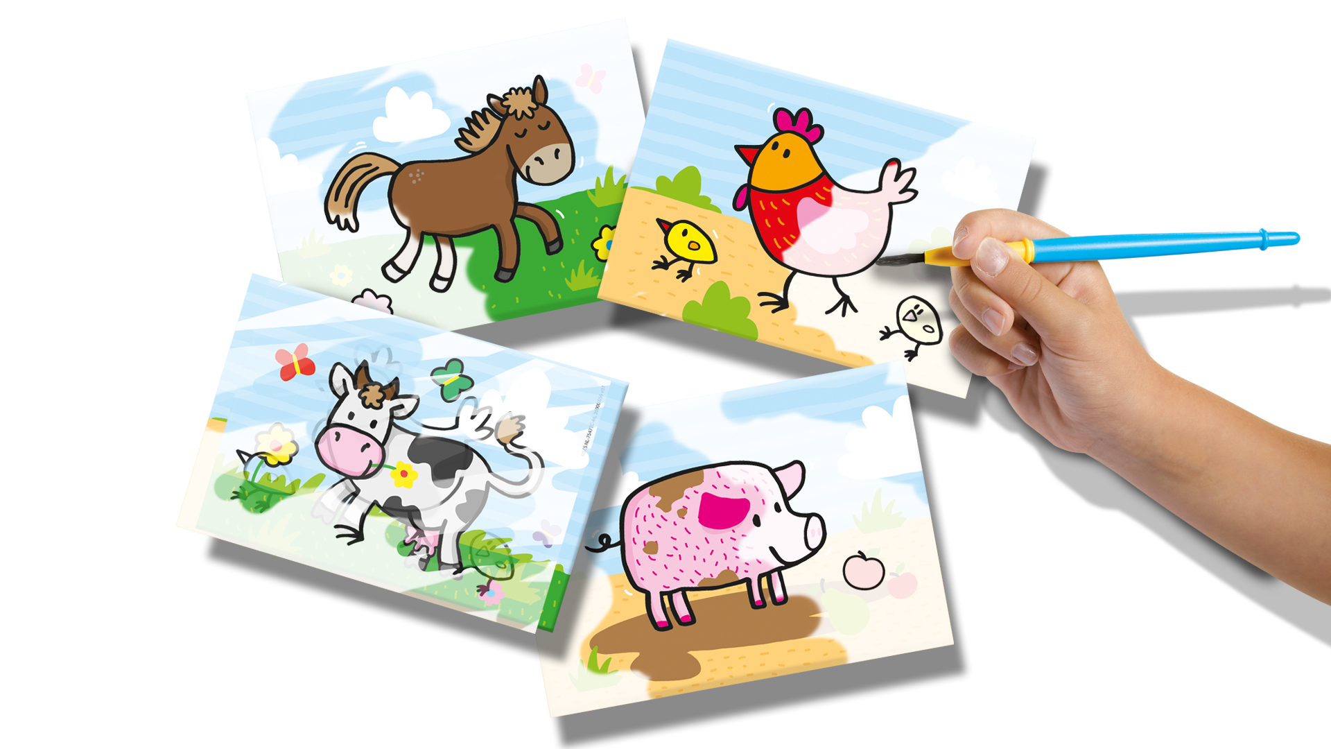 Mano che tiene un pennello, dipinge illustrazioni di animali della fattoria: cavallo, mucca, pollo, maiale. Carte su sfondo bianco.