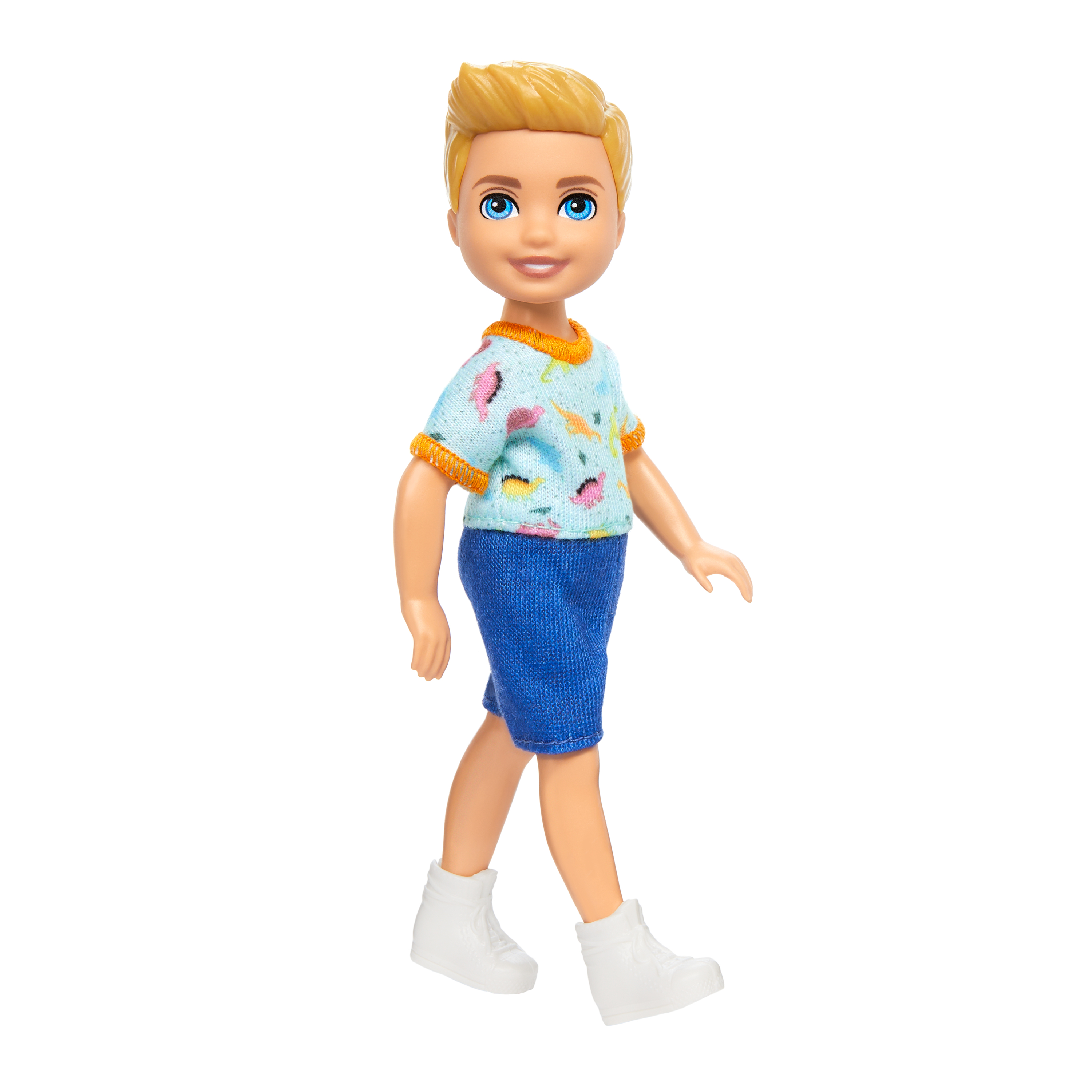 Eine Puppe eines Jungen mit blonden Haaren, blauen Augen und einem hellblauen Hemd und Shorts. Er trägt weiße Schuhe.