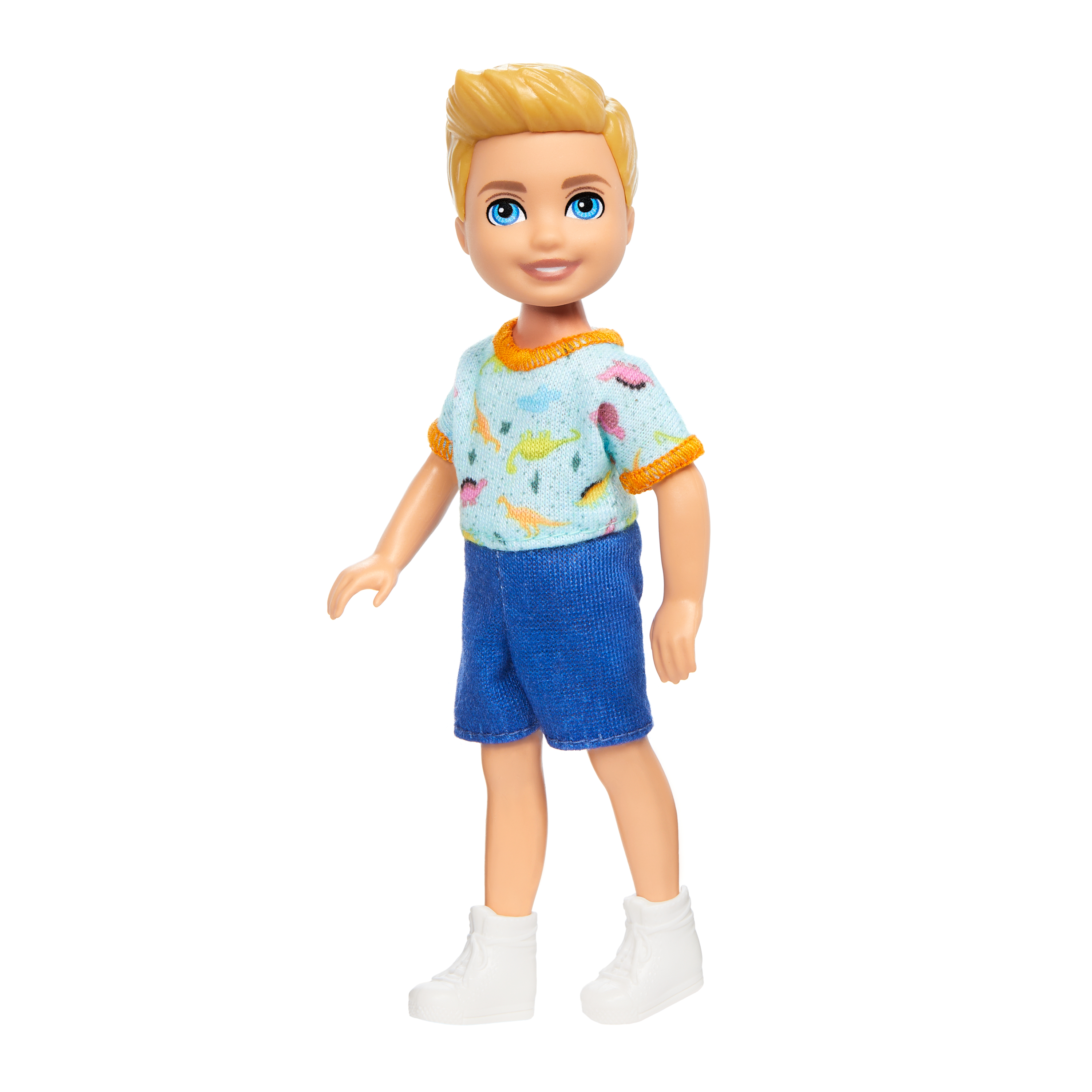 Eine Puppe eines jungen Mannes steht da. Er hat blondes Haar, blaue Augen und trägt ein Dinosaurier-Shirt und blaue Shorts.