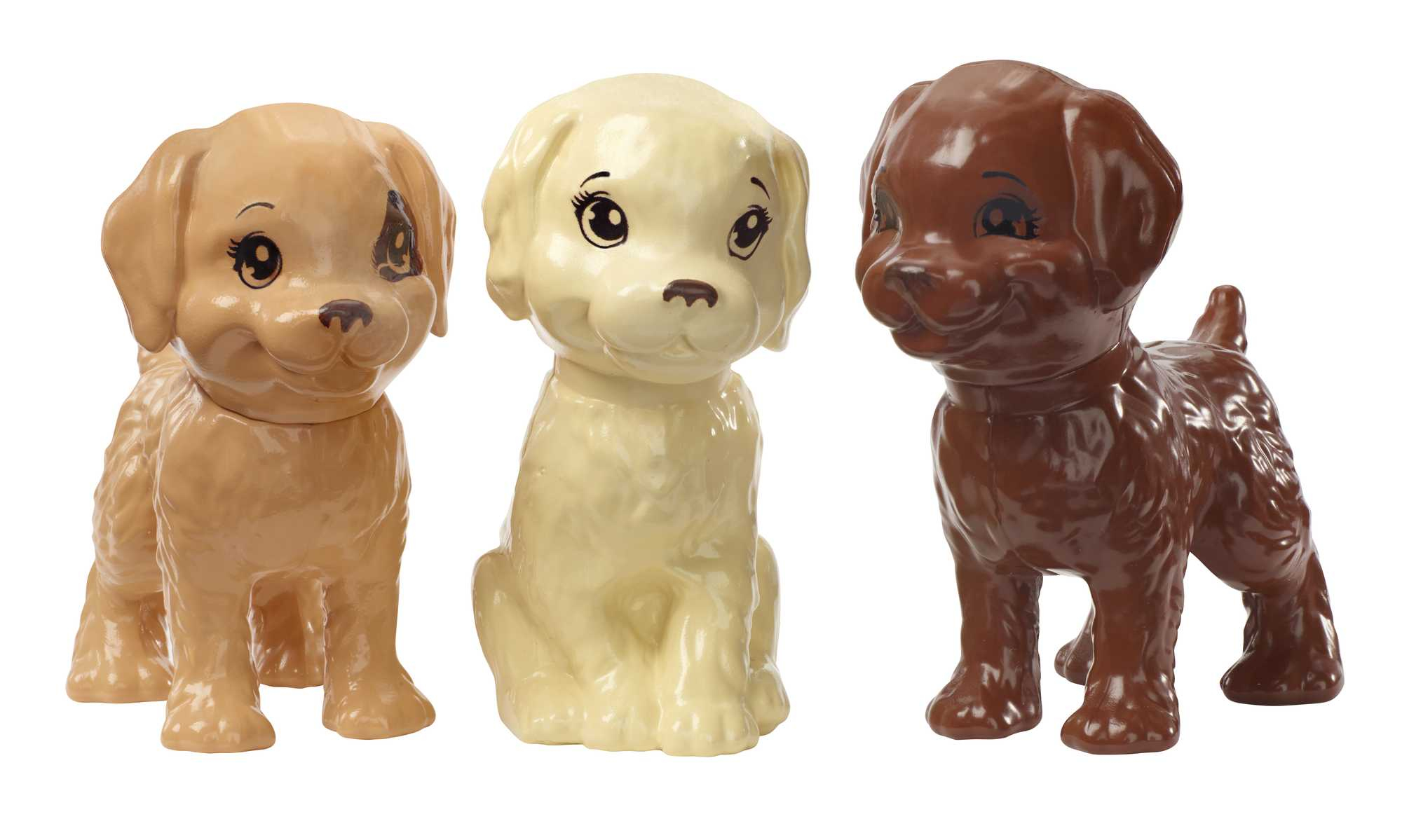 Tres figuras de perros de cerámica. Uno es bronceado, uno crema y uno marrón. Todos tienen ojos negros y sonrisas.