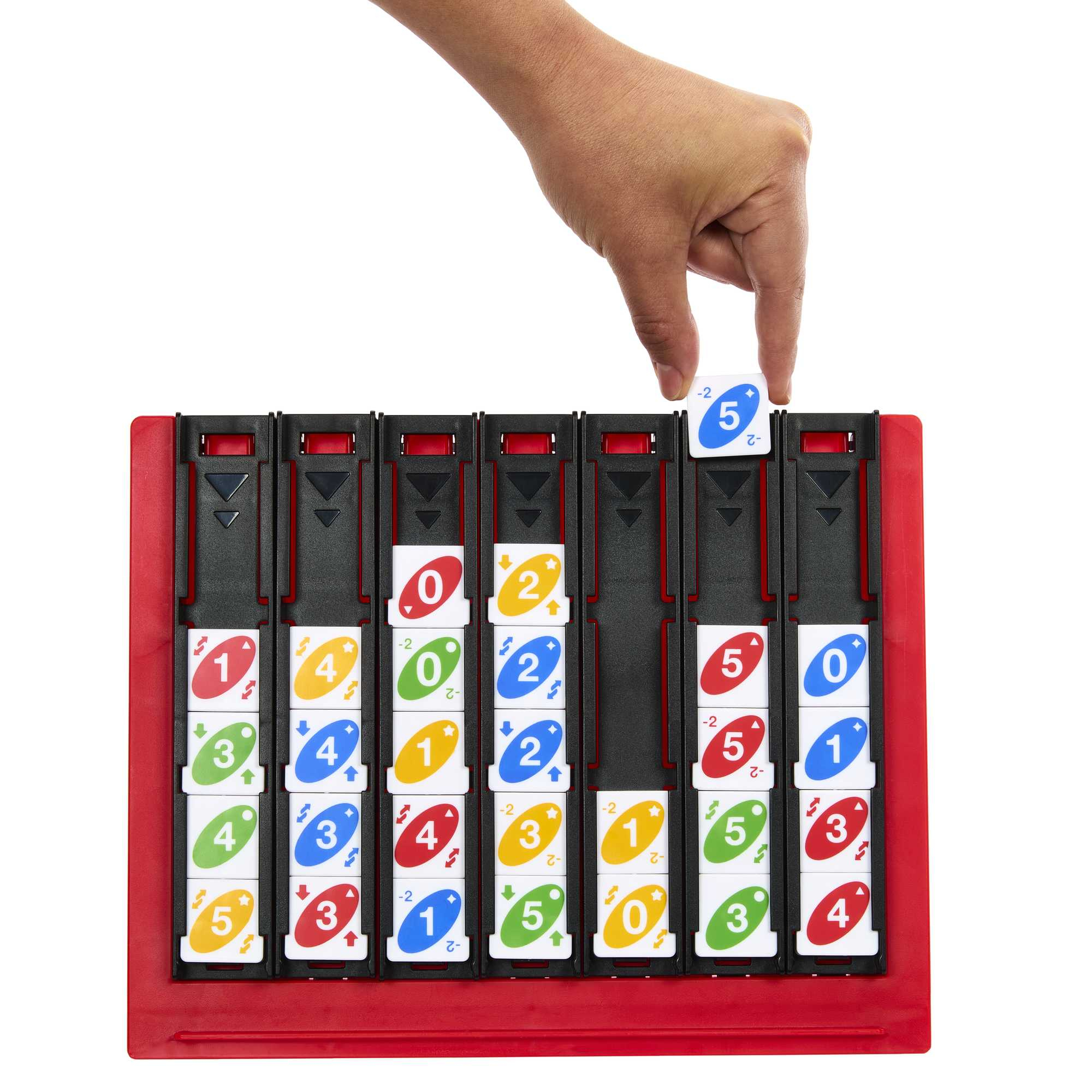 Una mano posiziona una carta blu con un 5 bianco su una tavola rossa con più slot per carte riempiti di carte colorate.