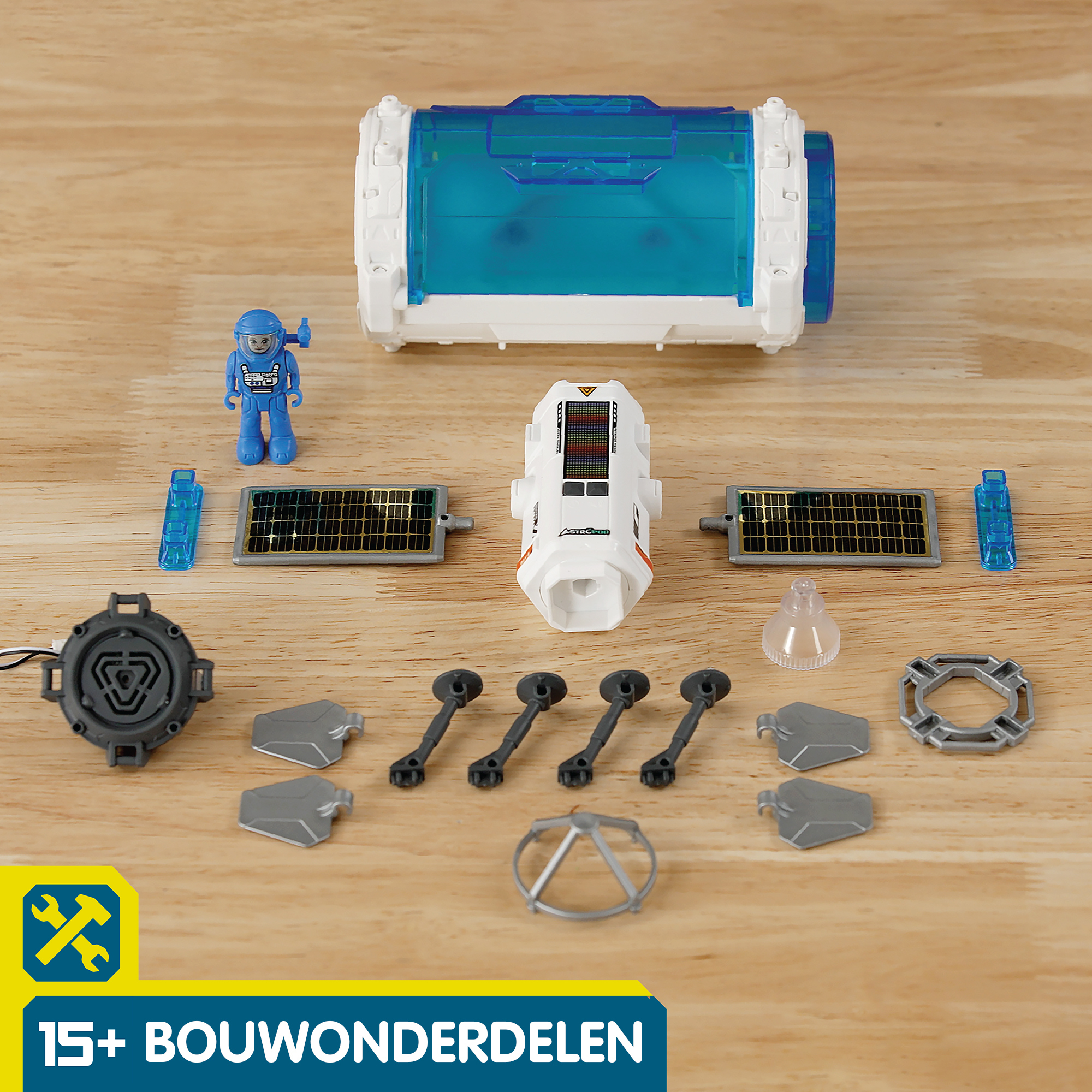 Zestaw zabawek do rozłożenia. Zawiera części takie jak moduł statku kosmicznego, panele słoneczne, figurka robota i inne elementy.