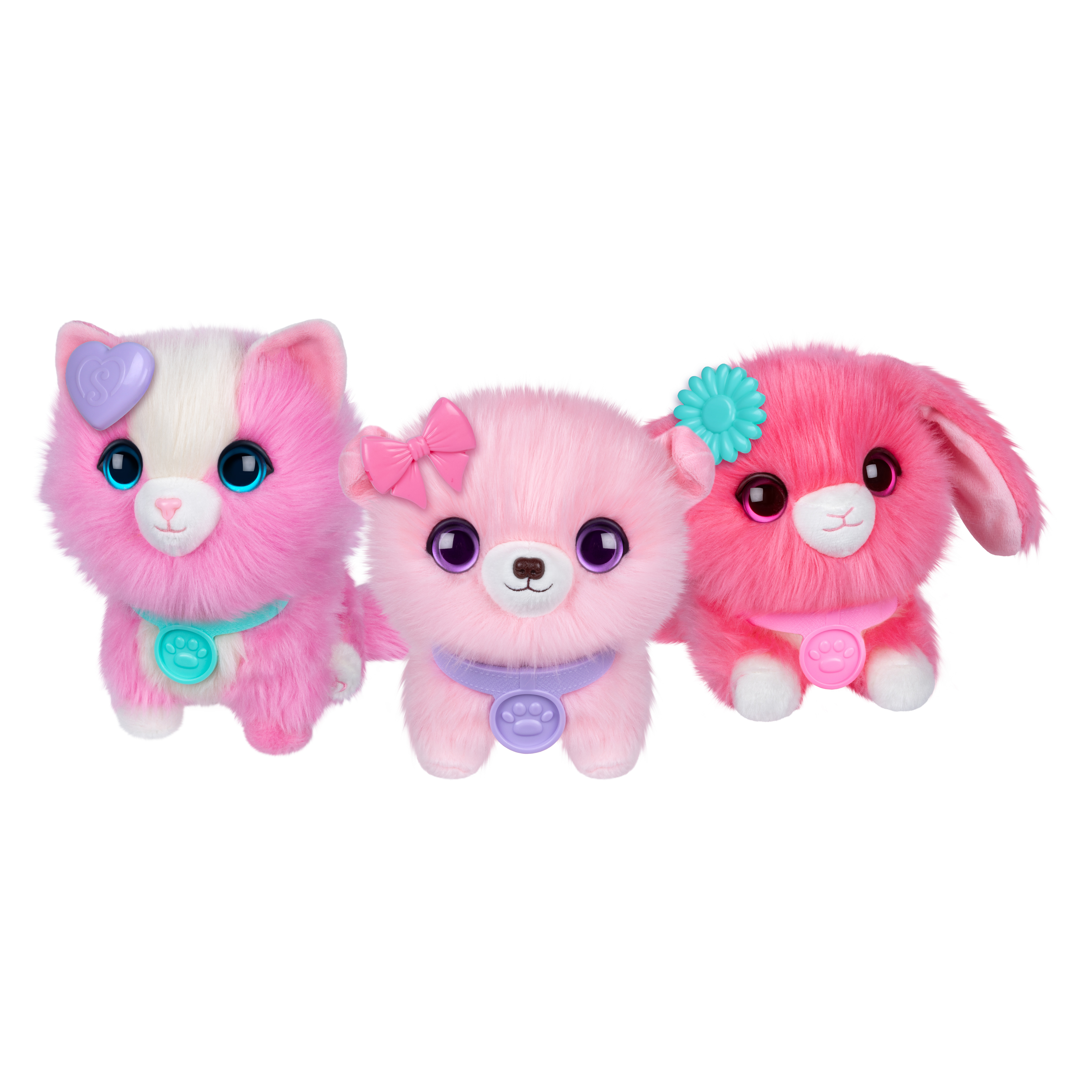 Tre peluche: un gatto rosa, un cane rosa e un coniglio rosa. Ognuno ha un collare e un fiore/fiocco.