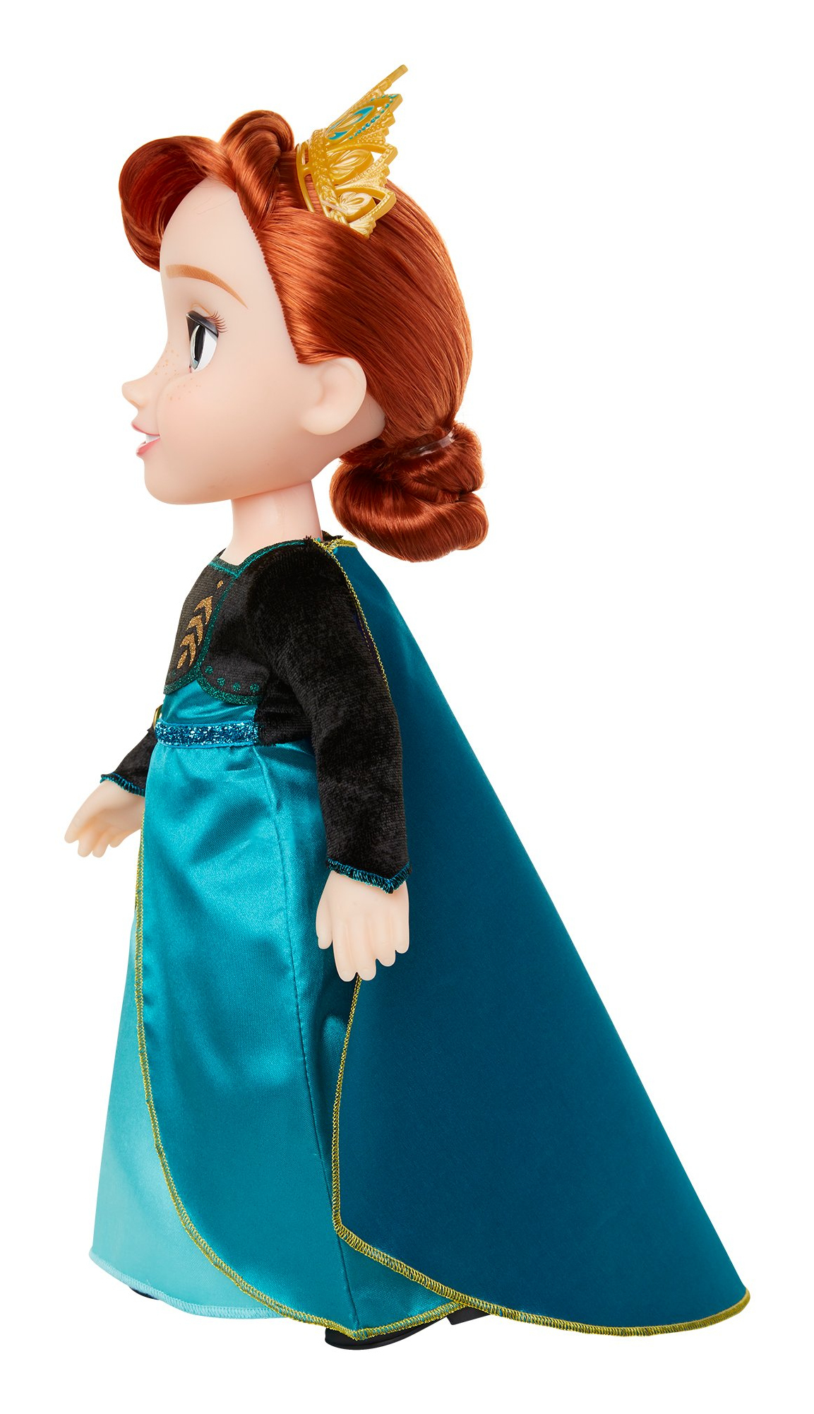 Una muñeca de Anna de Frozen. Tiene pelo rojo, una corona y lleva un vestido turquesa con capa.