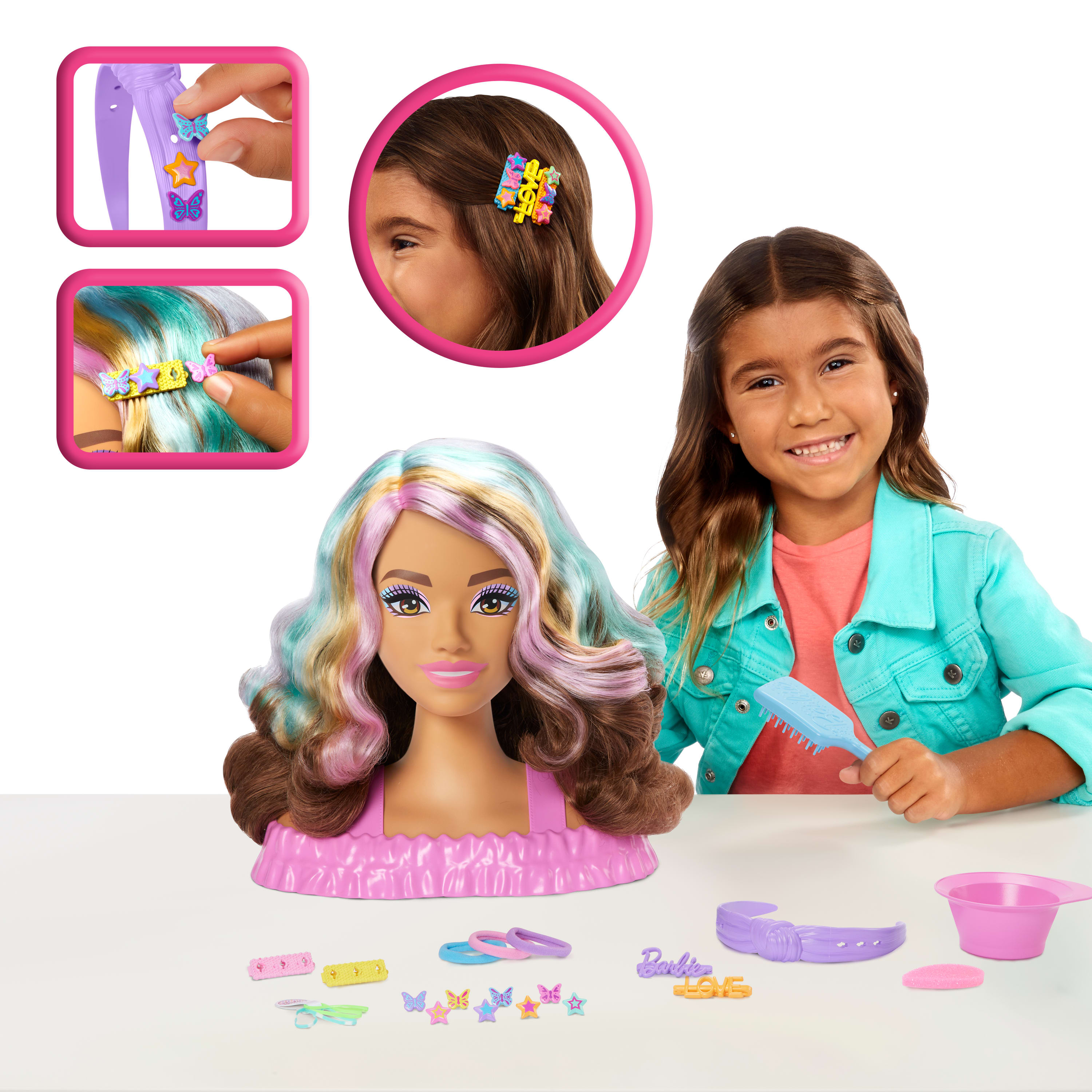 Dziewczyna z głową lalki i akcesoriami do włosów. Dziewczyna uśmiecha się i trzyma szczotkę.