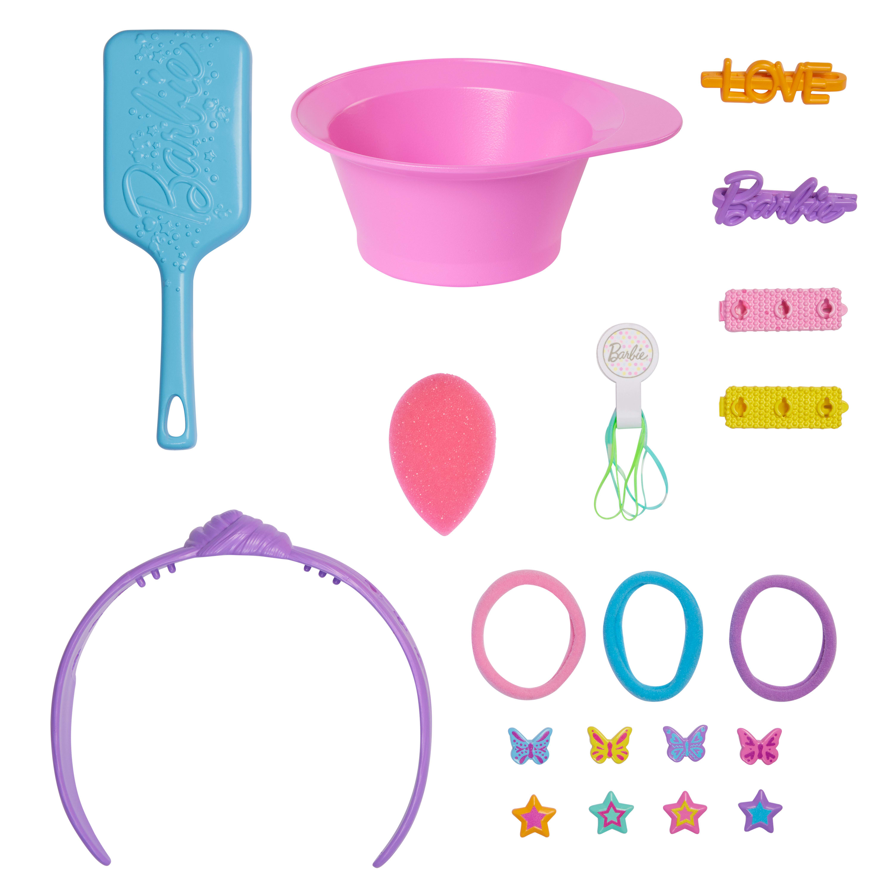 Różne akcesoria Barbie: szczotka, miska, gąbka, tiara, gumki do włosów, spinki, motyle, gwiazdki. Wszystko na białym tle.