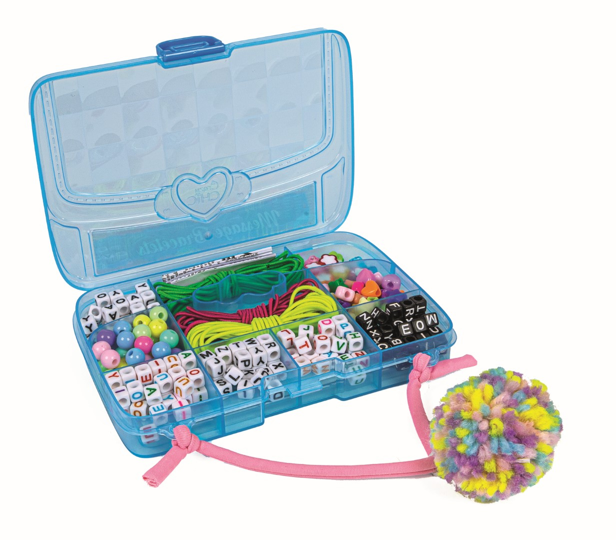 Niebieskie pudełko organizacyjne wypełnione koralikami, sznurkami i kolorową gumką do włosów z pomponem na białym tle.