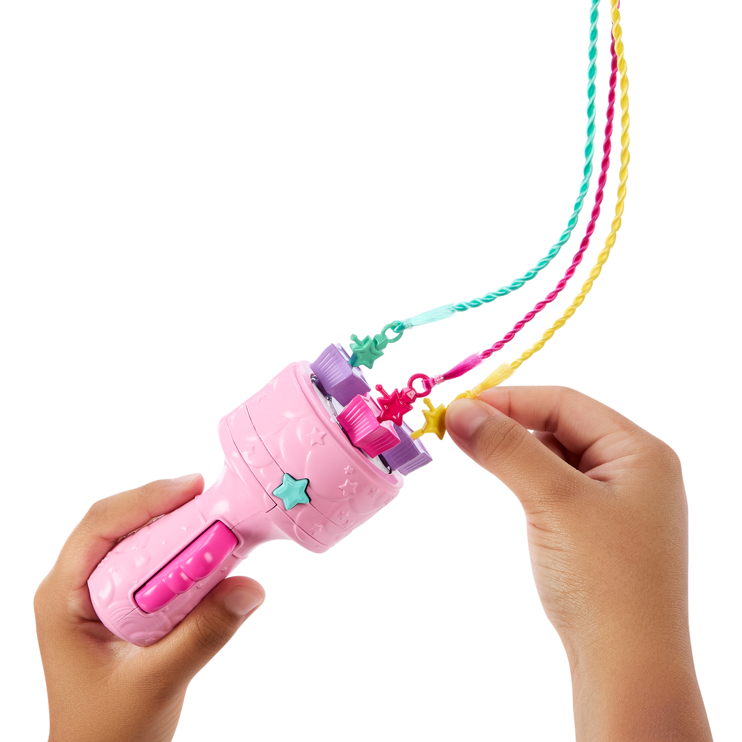 Ein rosa Haarflechtwerkzeug wird in Händen gehalten. Drei farbige Zöpfe hängen daran. Der Hintergrund ist weiß.