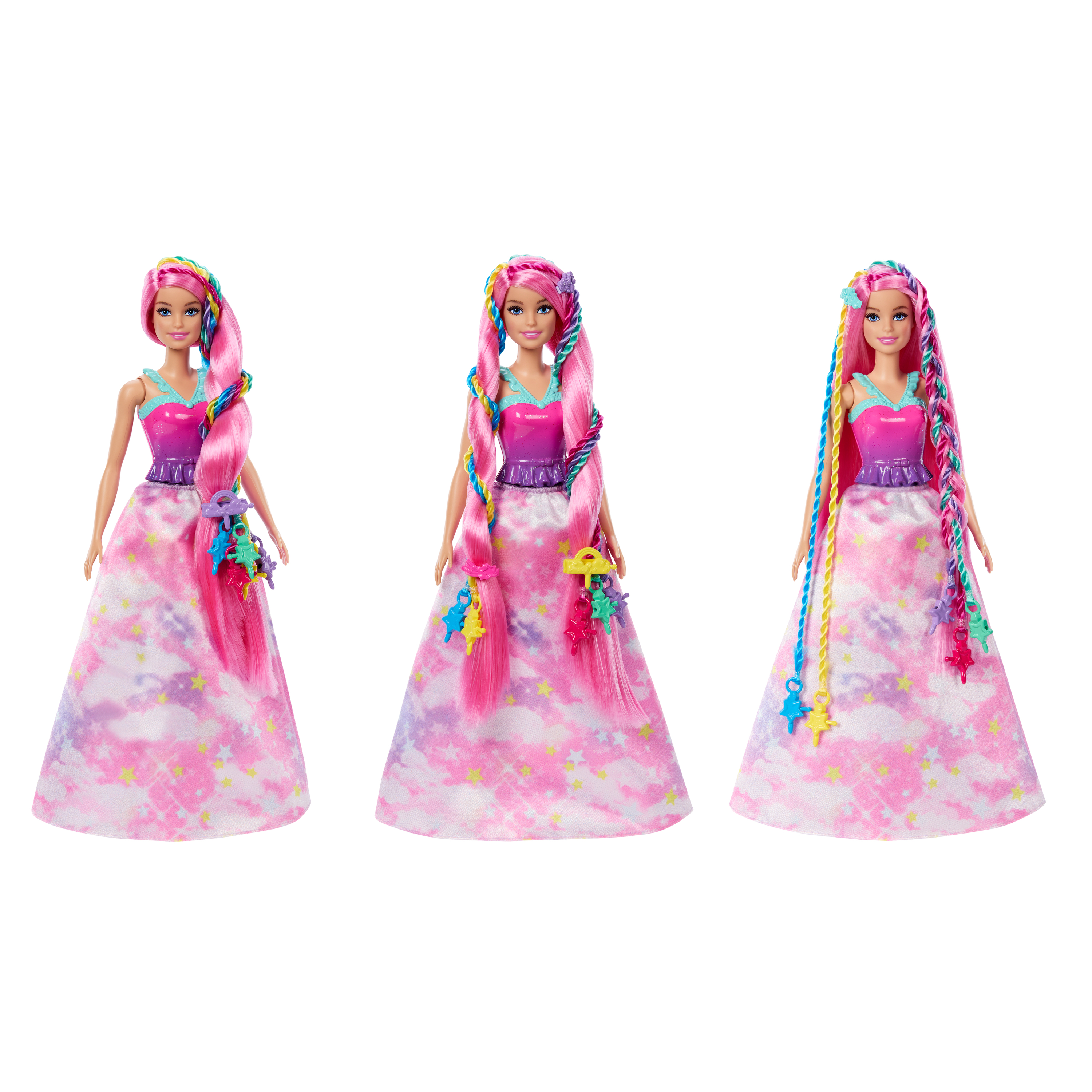 Drei Barbie-Puppen mit rosa Haaren und Kleidern. Jede hat eine andere Frisur und ein Kleid mit Wolkenmuster.