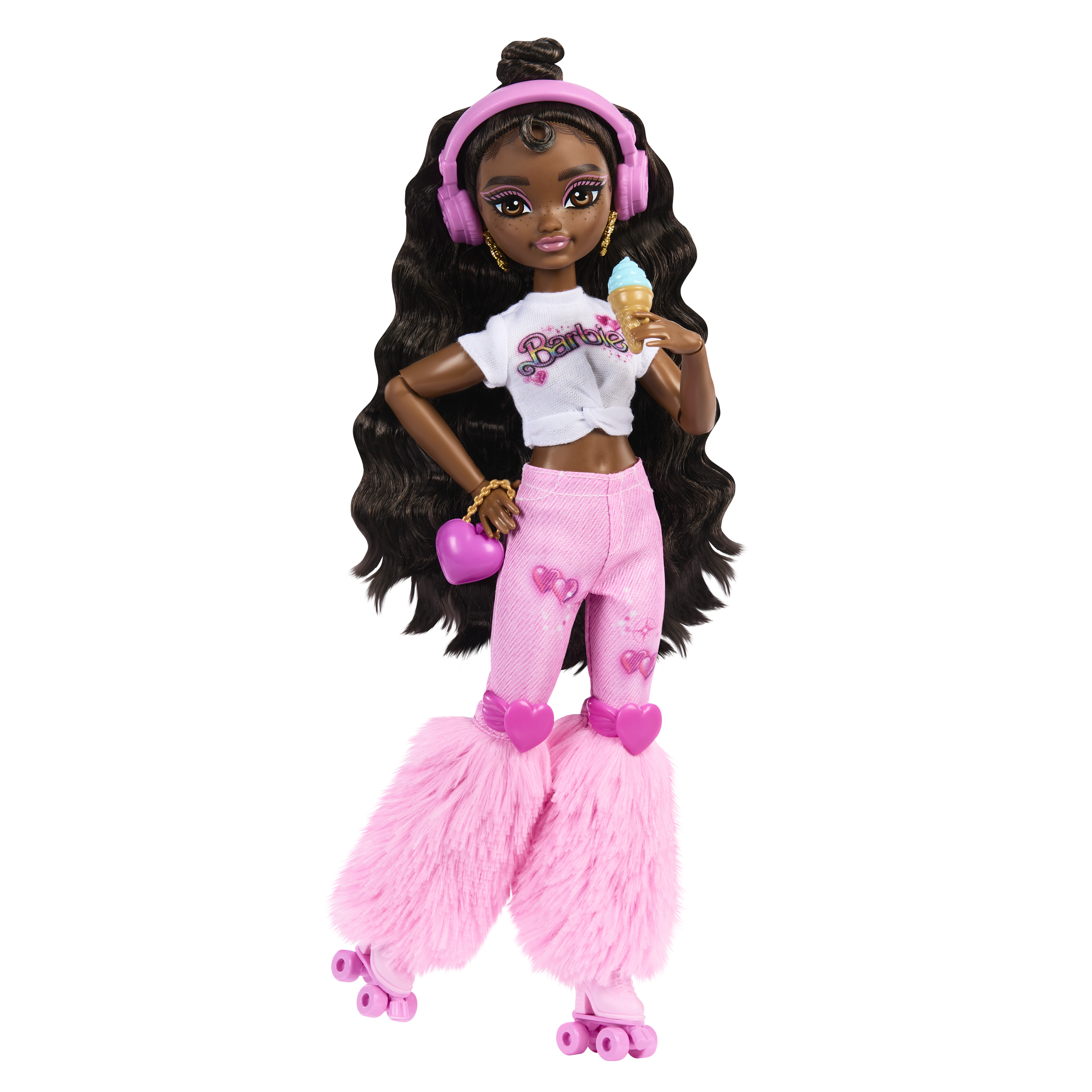 Una muñeca con cabello oscuro, auriculares rosas y helado. Viste pantalones rosas con corazones y patines.