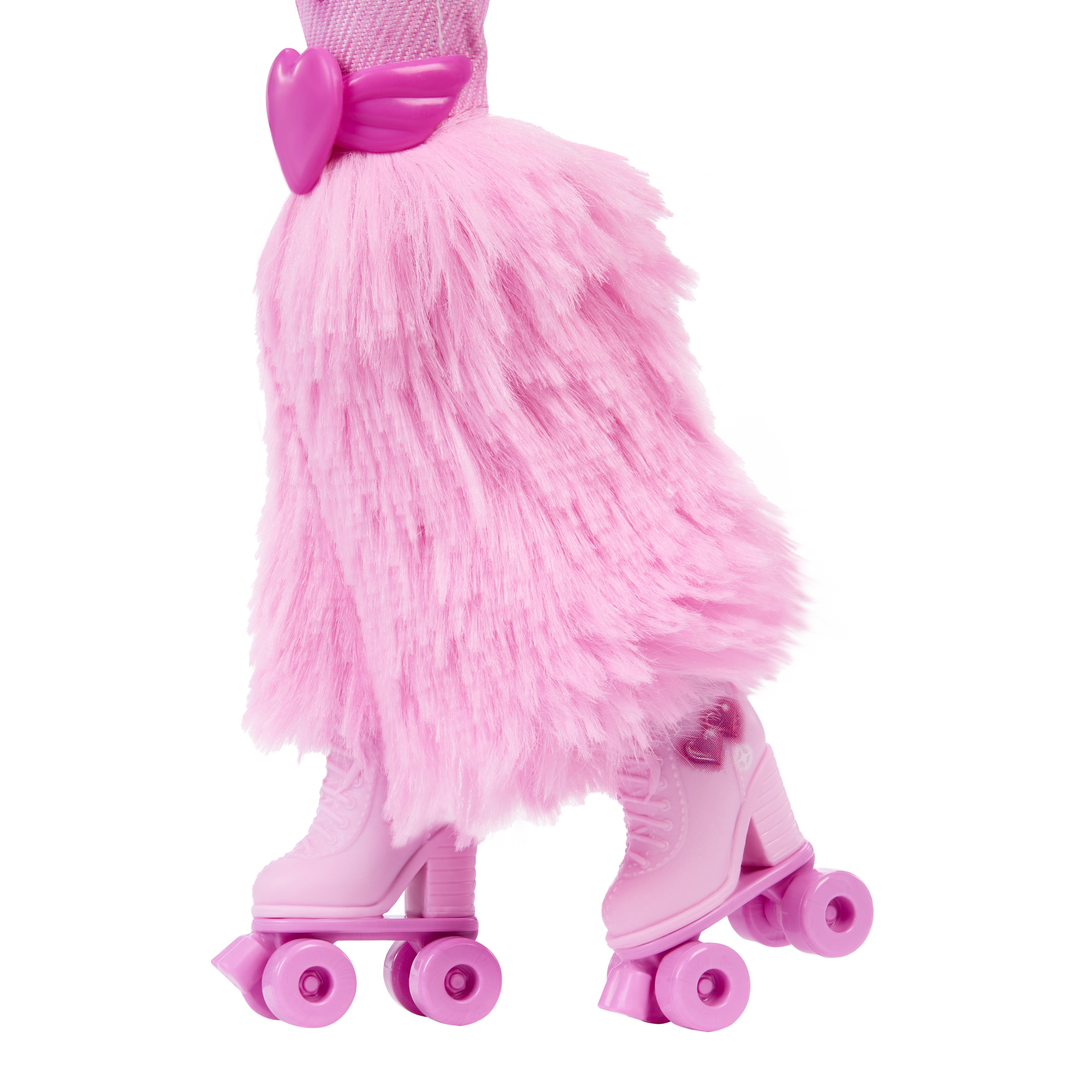Patines rosas y una falda rosa esponjosa. Un accesorio en forma de corazón en la cintura. Fondo blanco.