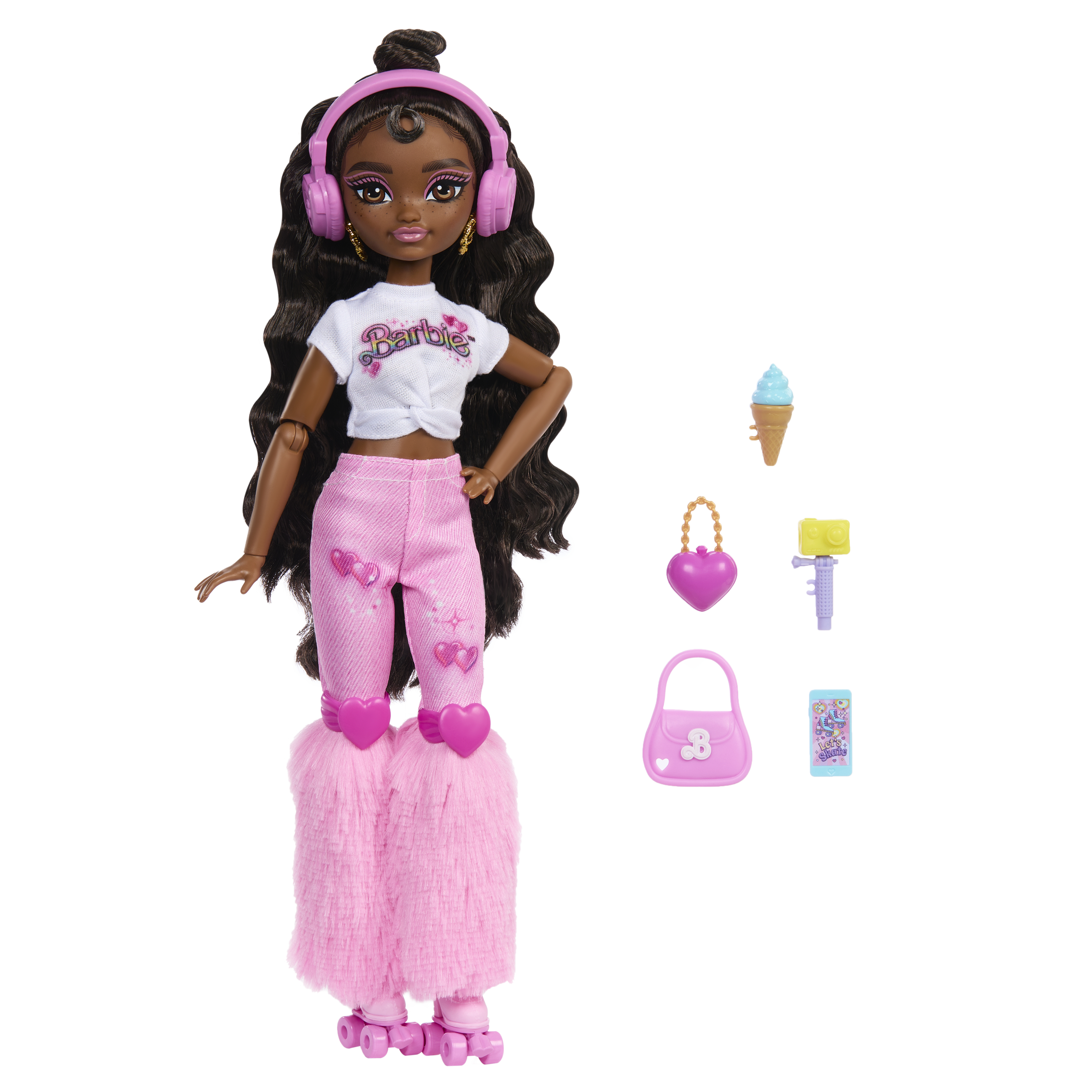 Una muñeca con cabello oscuro y auriculares rosas, con una camisa blanca y pantalones rosas con patines.