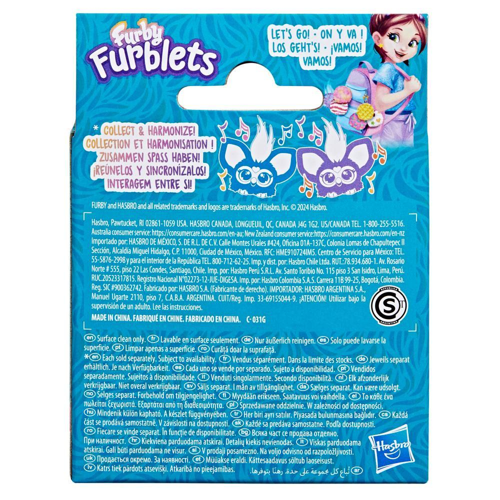 Un paquete de producto muestra el logo de Furblets. Texto en varios idiomas y una niña con un juguete.
