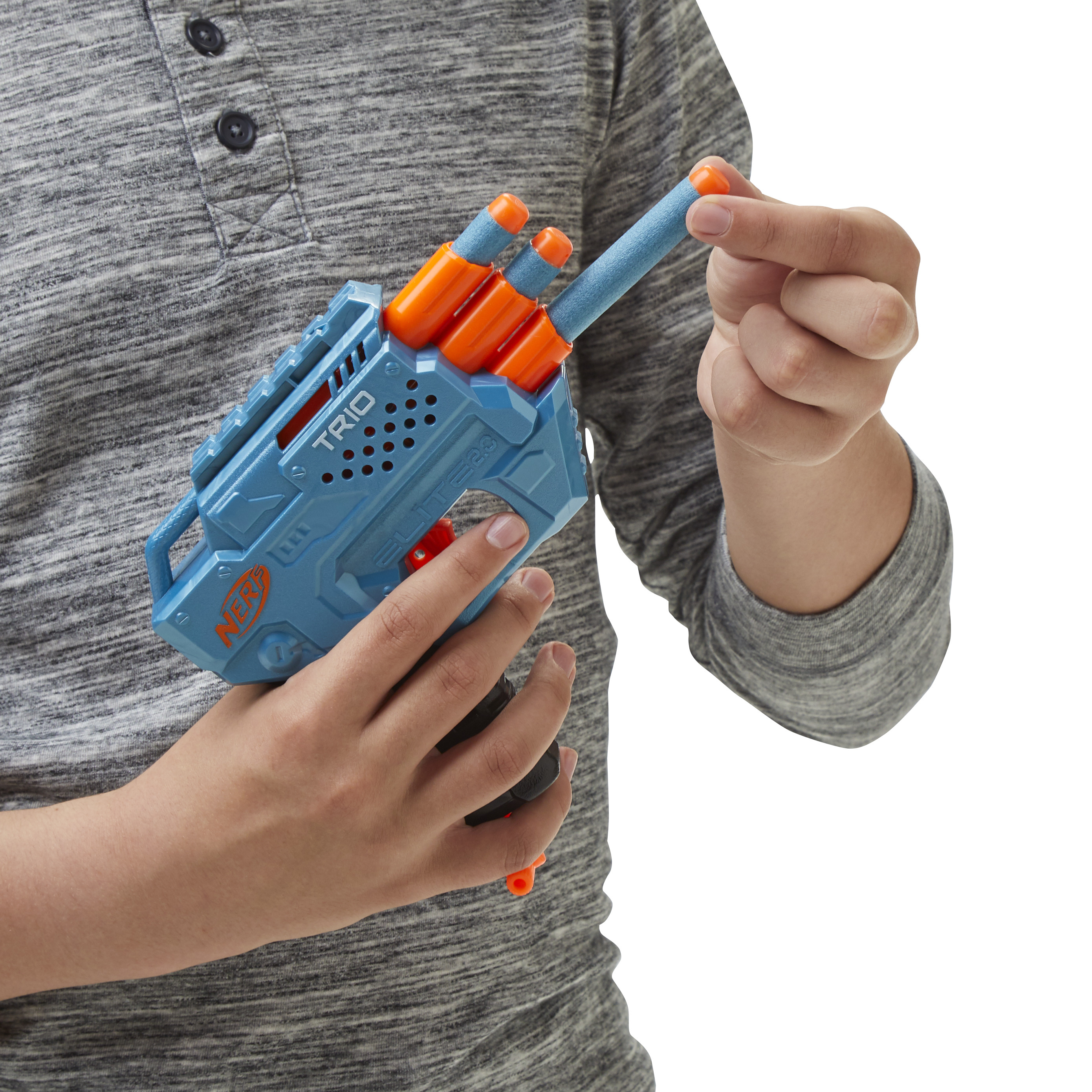 Una persona tiene in mano una pistola giocattolo blu e arancione, preparandosi a caricare un dardo. Camicia grigia sullo sfondo.