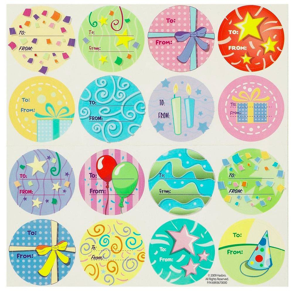 Hoja de pegatinas coloridas con etiquetas de regalo, cada una con 'Para:' y 'De:' y diseños festivos.