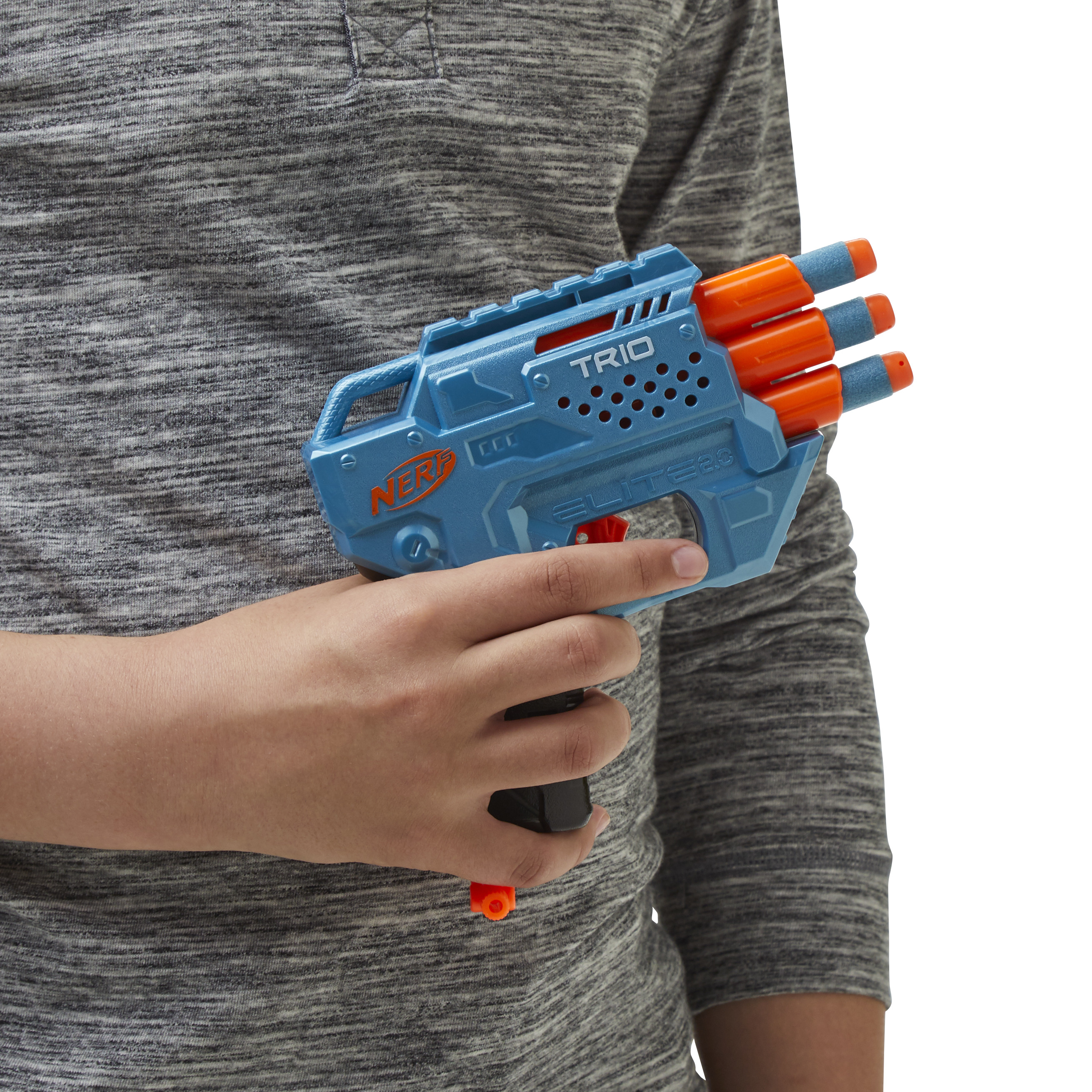 Una persona tiene in mano una pistola Nerf blu con dardi arancioni. La pistola è etichettata 'Trio' e 'Elite 2.0'.