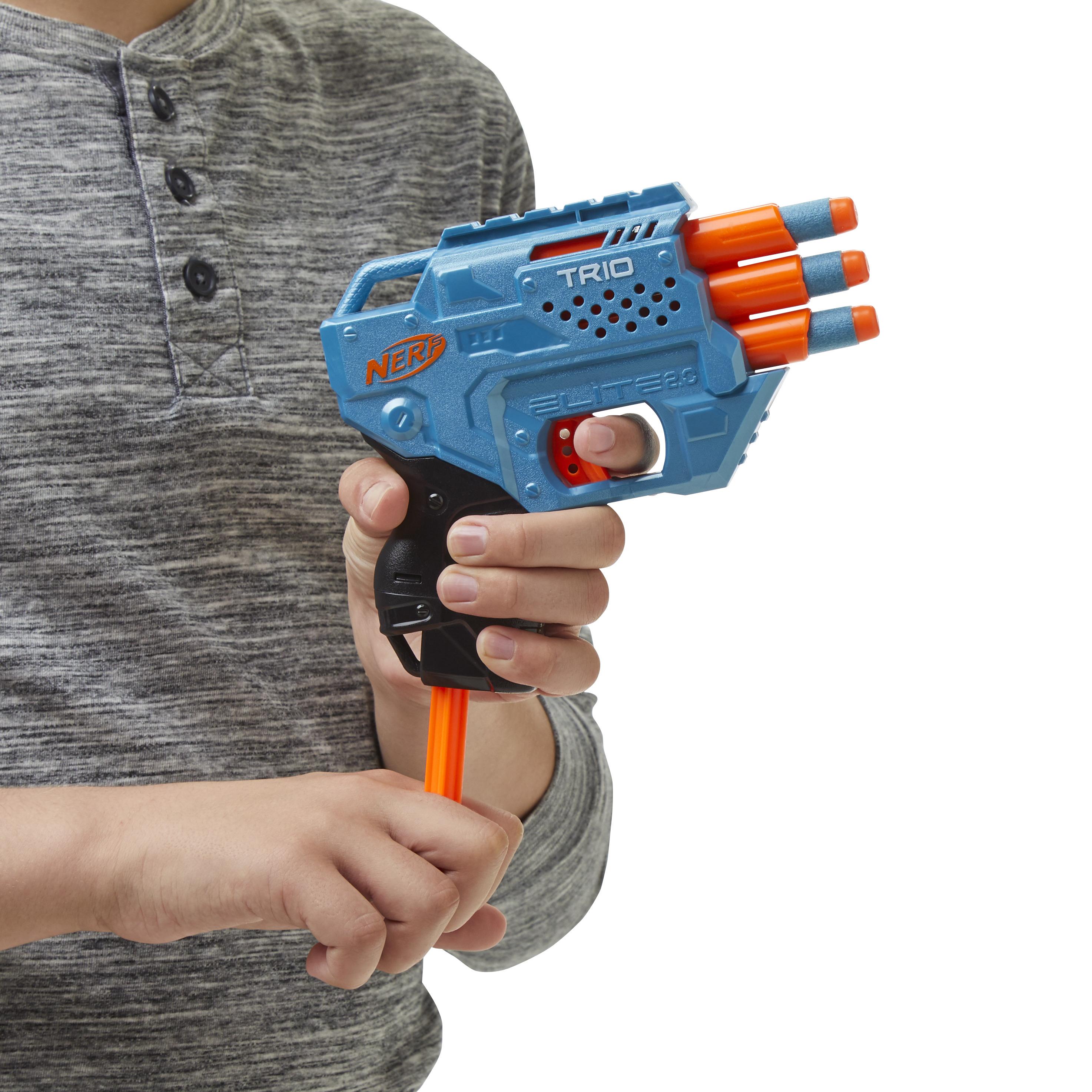 Una persona tiene in mano una pistola Nerf blu con dardi arancioni. La persona indossa una maglia grigia a maniche lunghe.