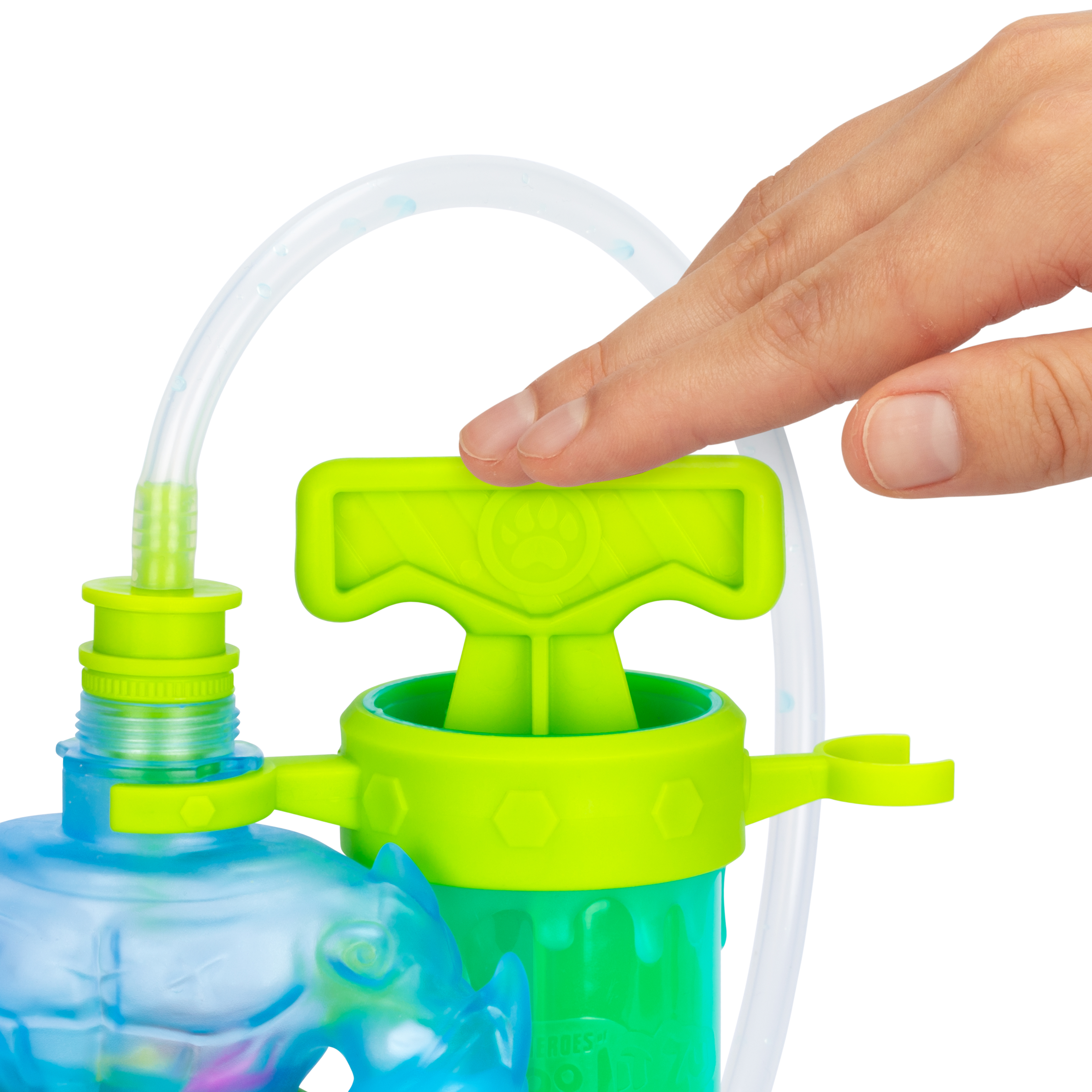 Hand drückt einen grünen Hebel an einem Wasserspielzeug mit blauem Behälter und klarem Schlauch.