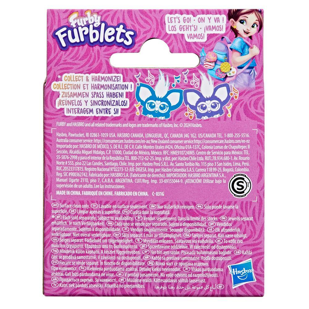Un paquete de producto Furby Furblets. El diseño está dominado por los colores morado y rosa, una niña con mochila.