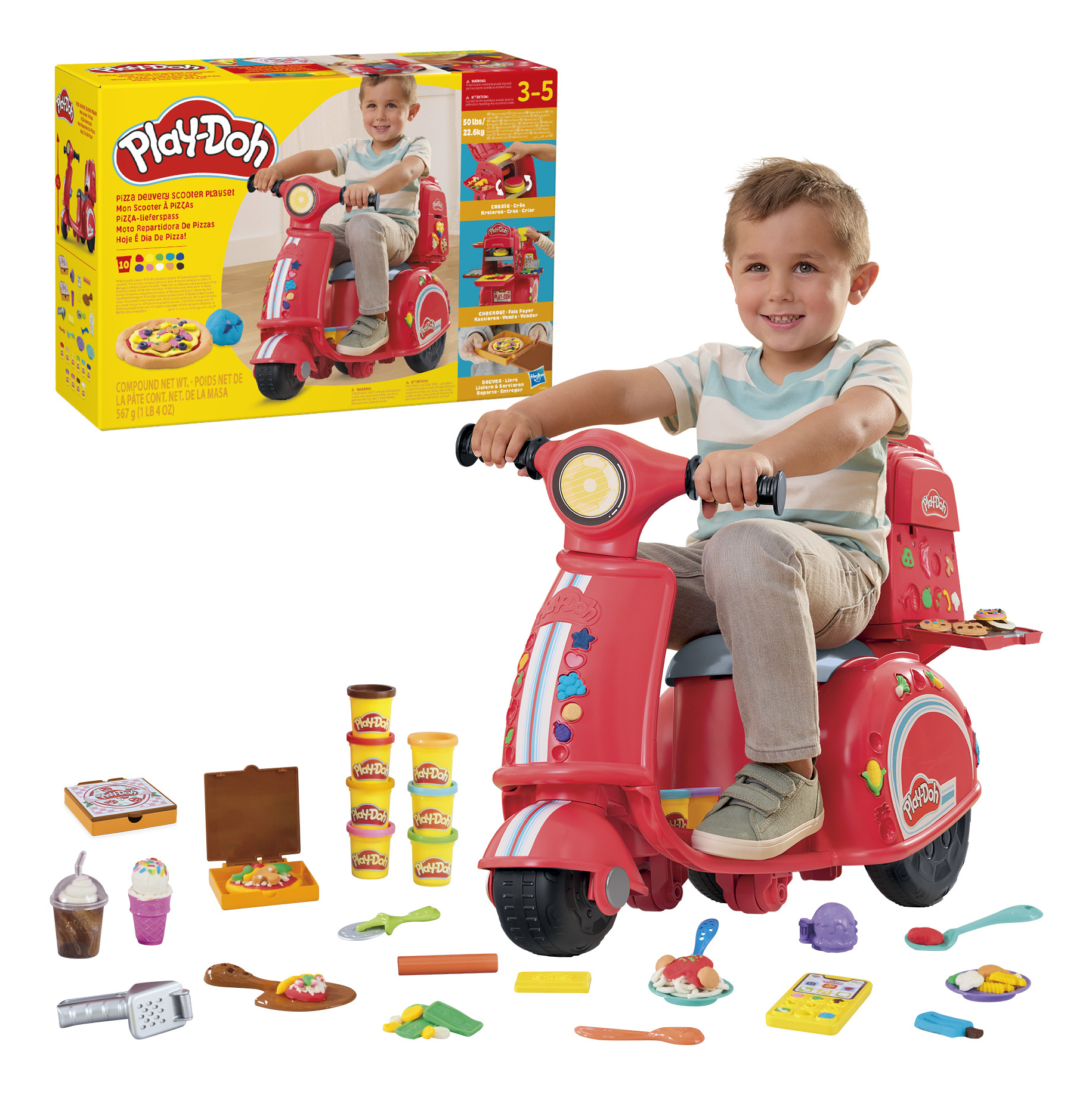 Un niño en un juguete de scooter rojo con accesorios de pizza Play-Doh. Una caja del juguete está en el fondo.