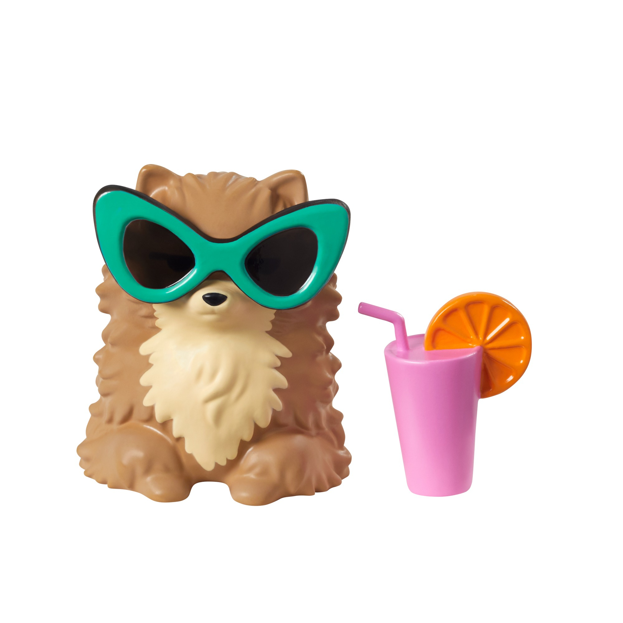Ein braunes Hundespielzeug mit grüner Sonnenbrille und einem rosa Getränk mit Orangenscheibe. Isoliert auf weißem Hintergrund.