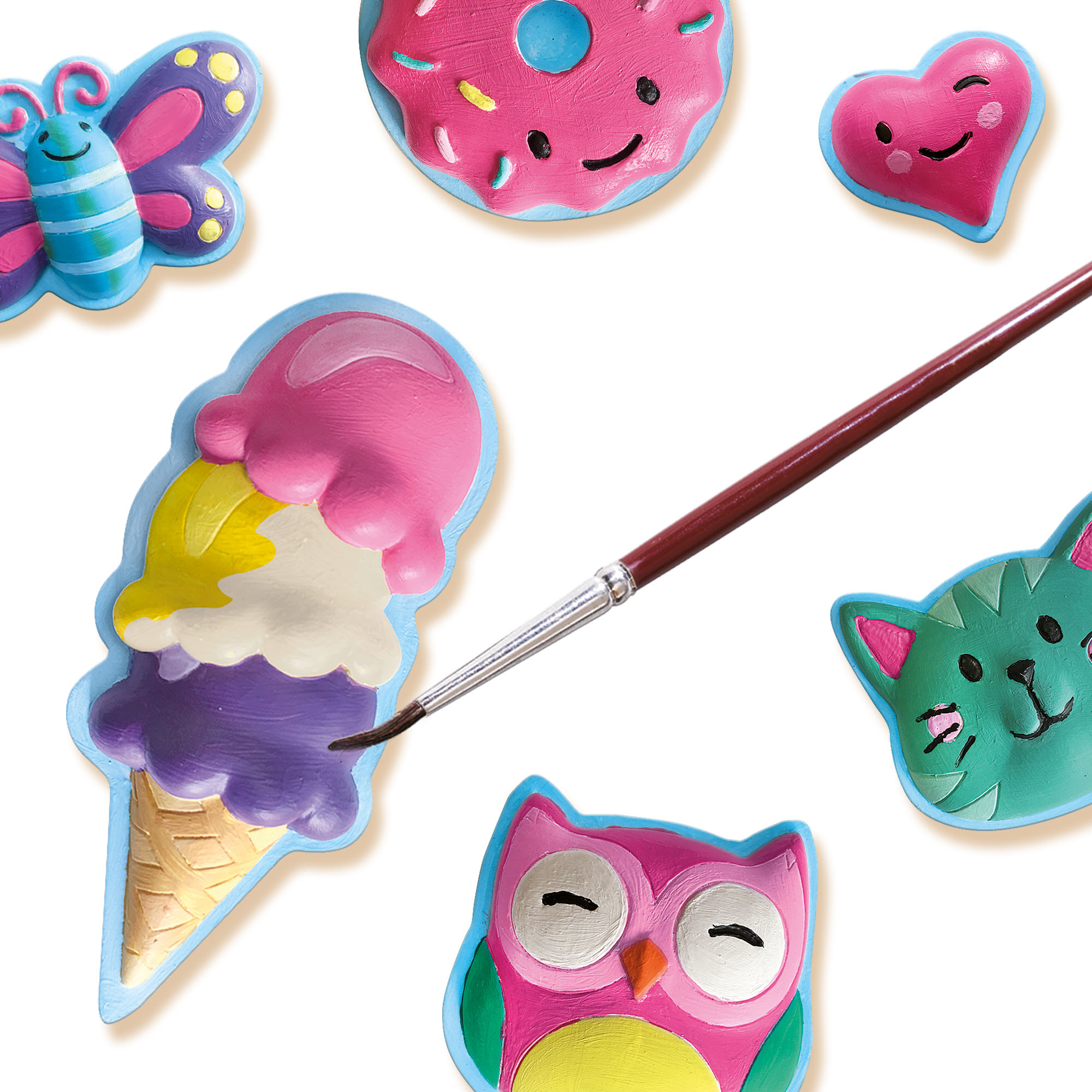Kolorowe malowane figurki, w tym motyl, pączek, serce, lody, kot i sowa. Obecny jest również pędzel.