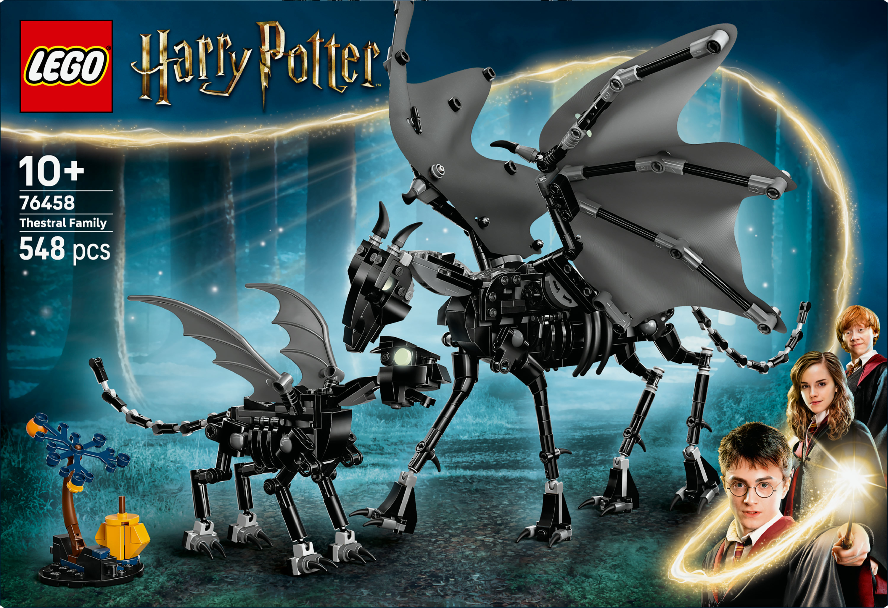 Zestaw Lego Harry Potter. Zawiera dwa czarne Testrale z szarymi skrzydłami, Harry'ego, Hermionę i Rona. Tło jest niebieskie.
