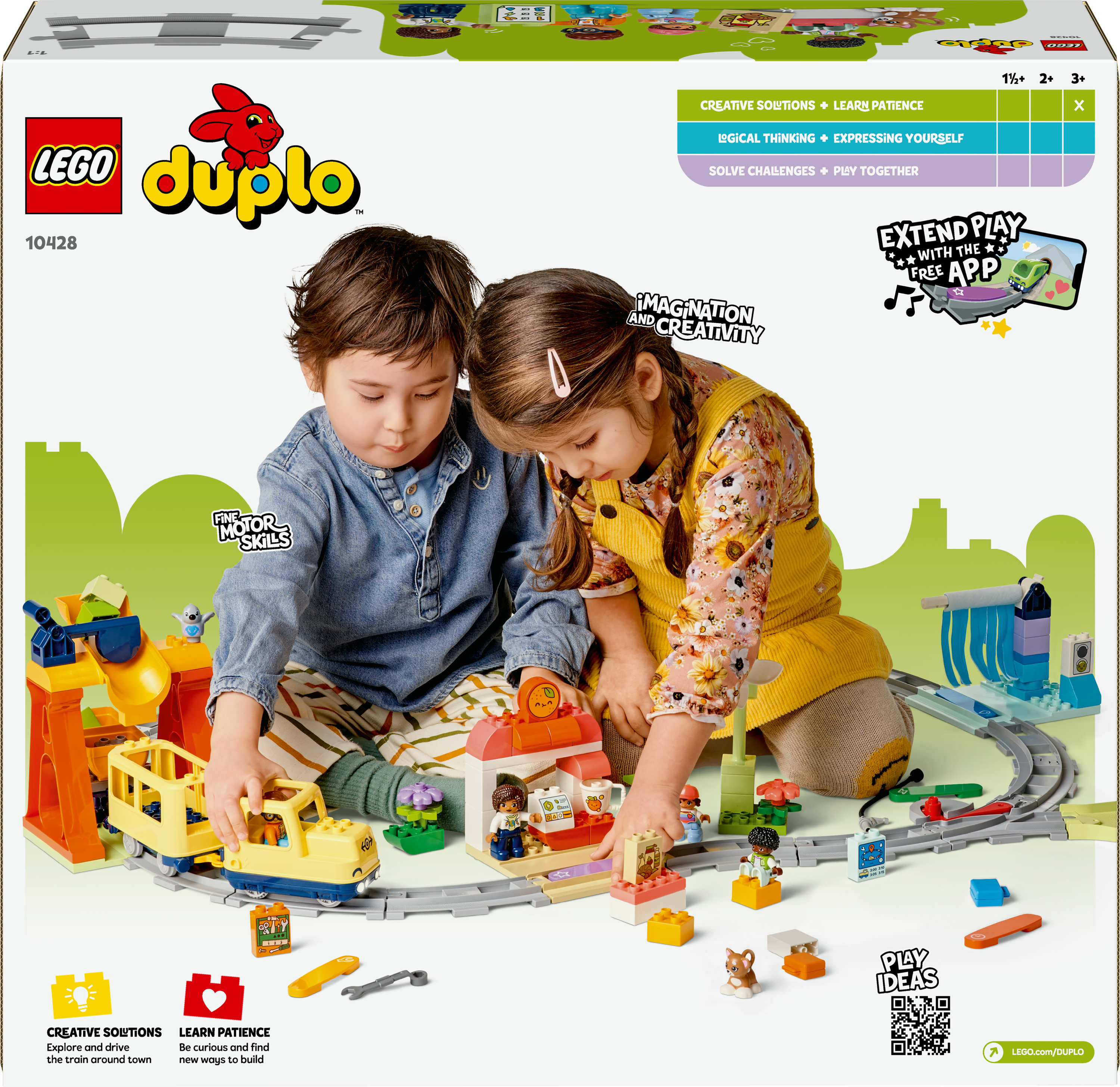 Dwoje dzieci bawi się zestawem Lego Duplo. Zestaw zawiera pociąg, tory, budynki i figurki. Pudełko jest w tle.