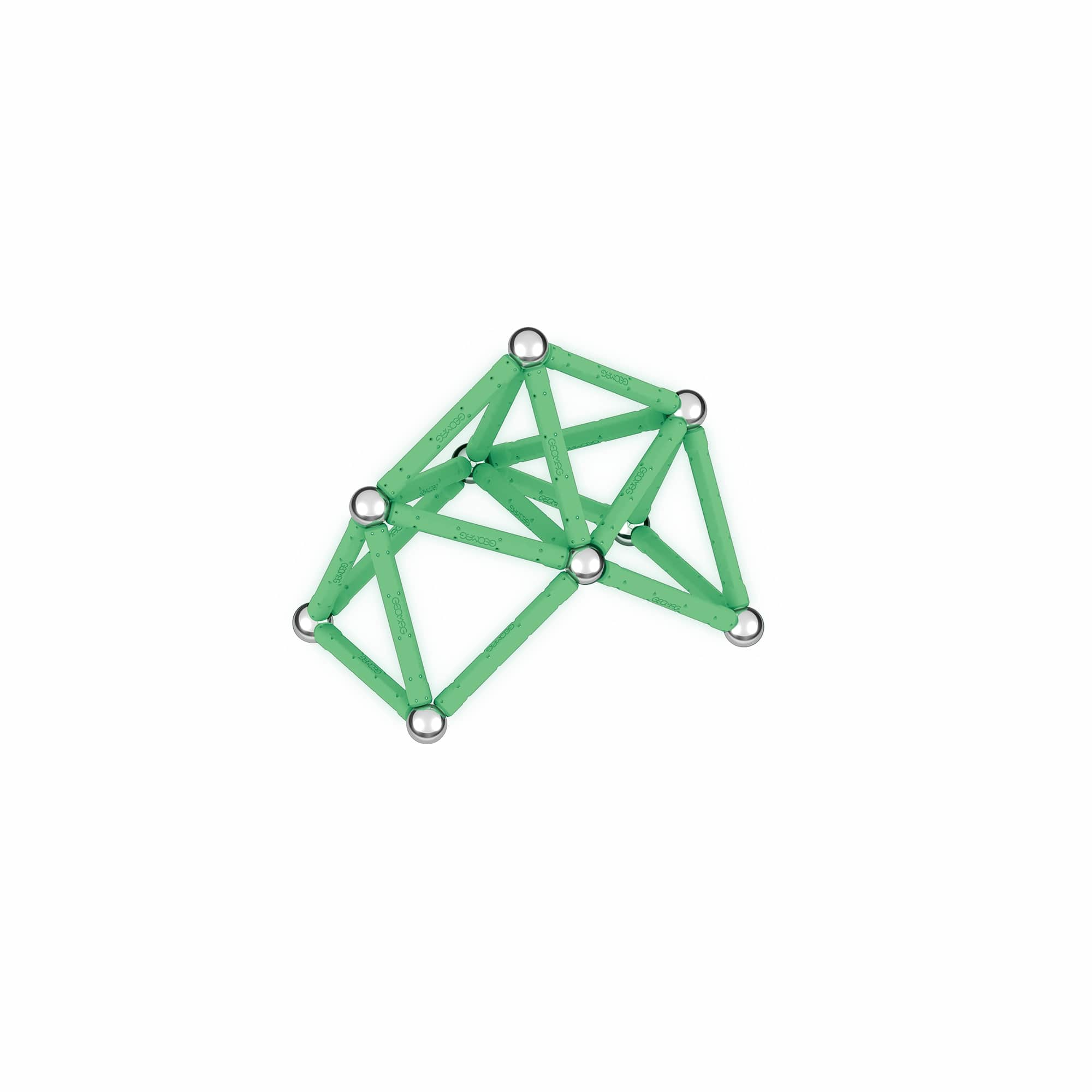 Una struttura Geomag verde con sfere argentate. È una forma geometrica parzialmente costruita su sfondo bianco.