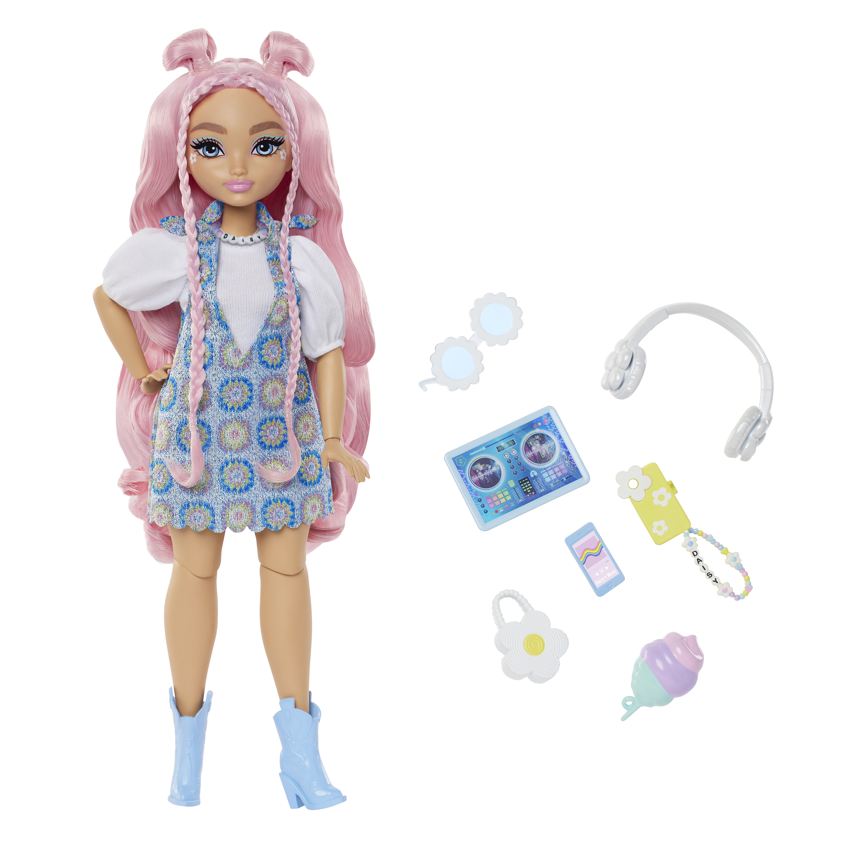 Una muñeca con pelo rosa, vestida con un atuendo azul y accesorios. Hay auriculares, gafas de sol y otros objetos.