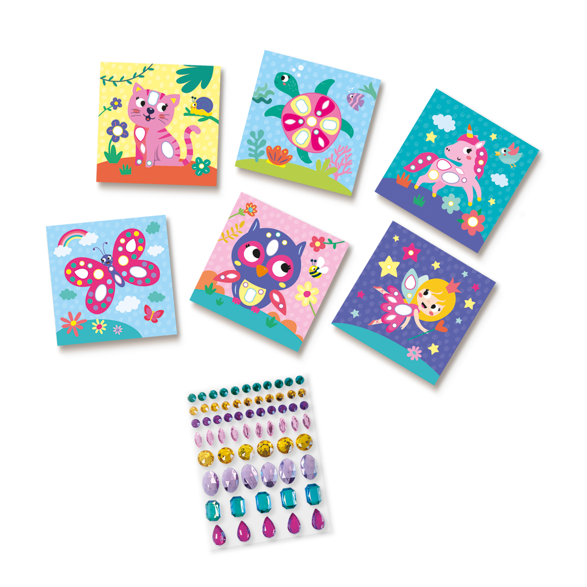 Kolorowe ilustracje kota, żółwia, jednorożca, motyla, sowy i wróżki. Obecne są również klejnoty w różnych kolorach.