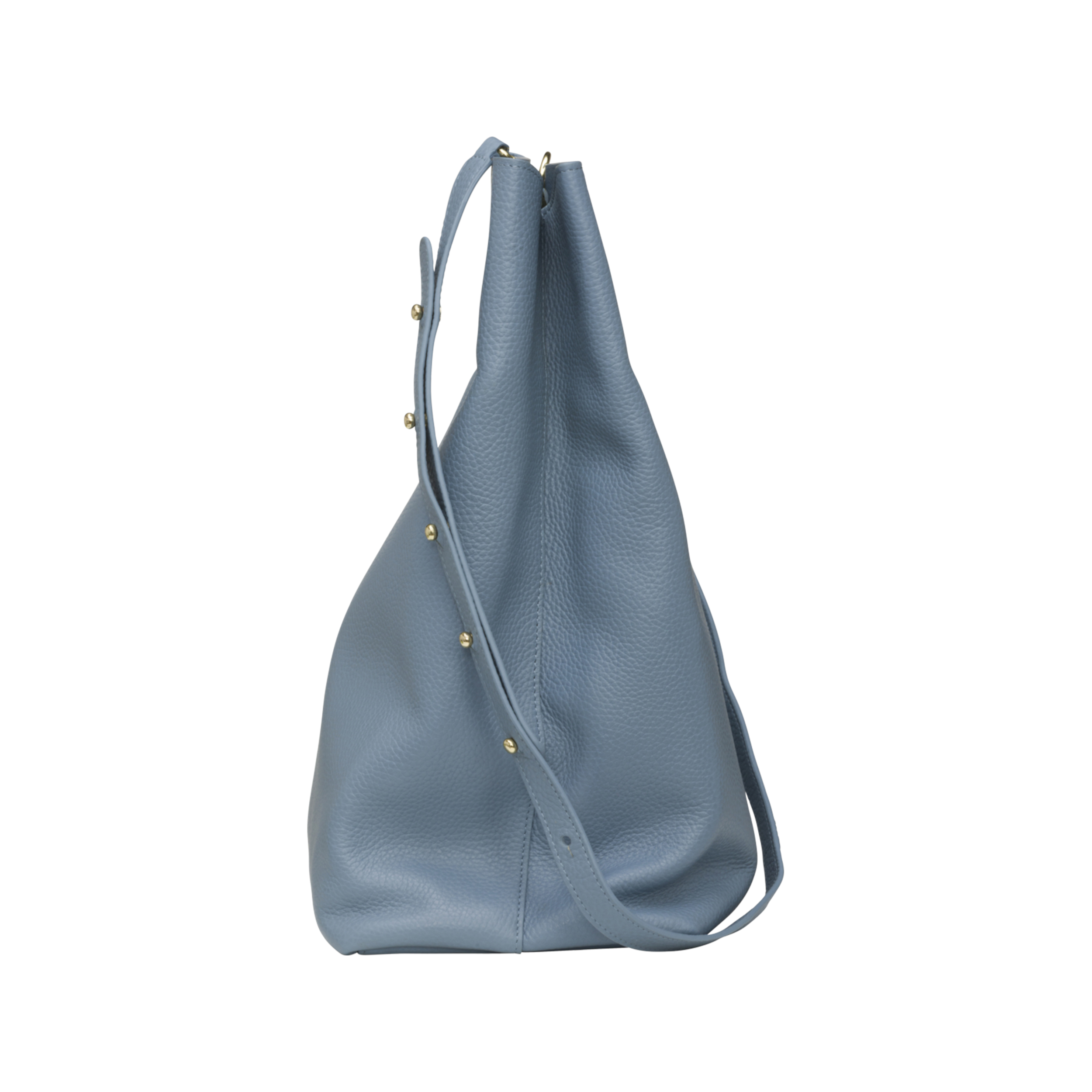 Hellblaue Ledertasche mit Schulterriemen vor weißem Hintergrund.