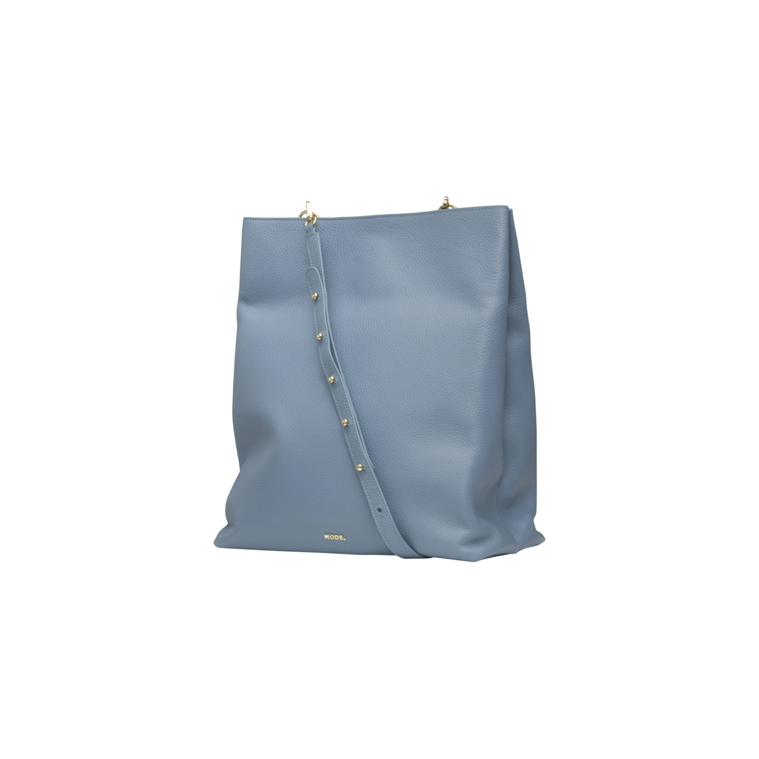 Hellblaue Ledertasche mit langem Riemen, goldenen Nieten und weißem Hintergrund.