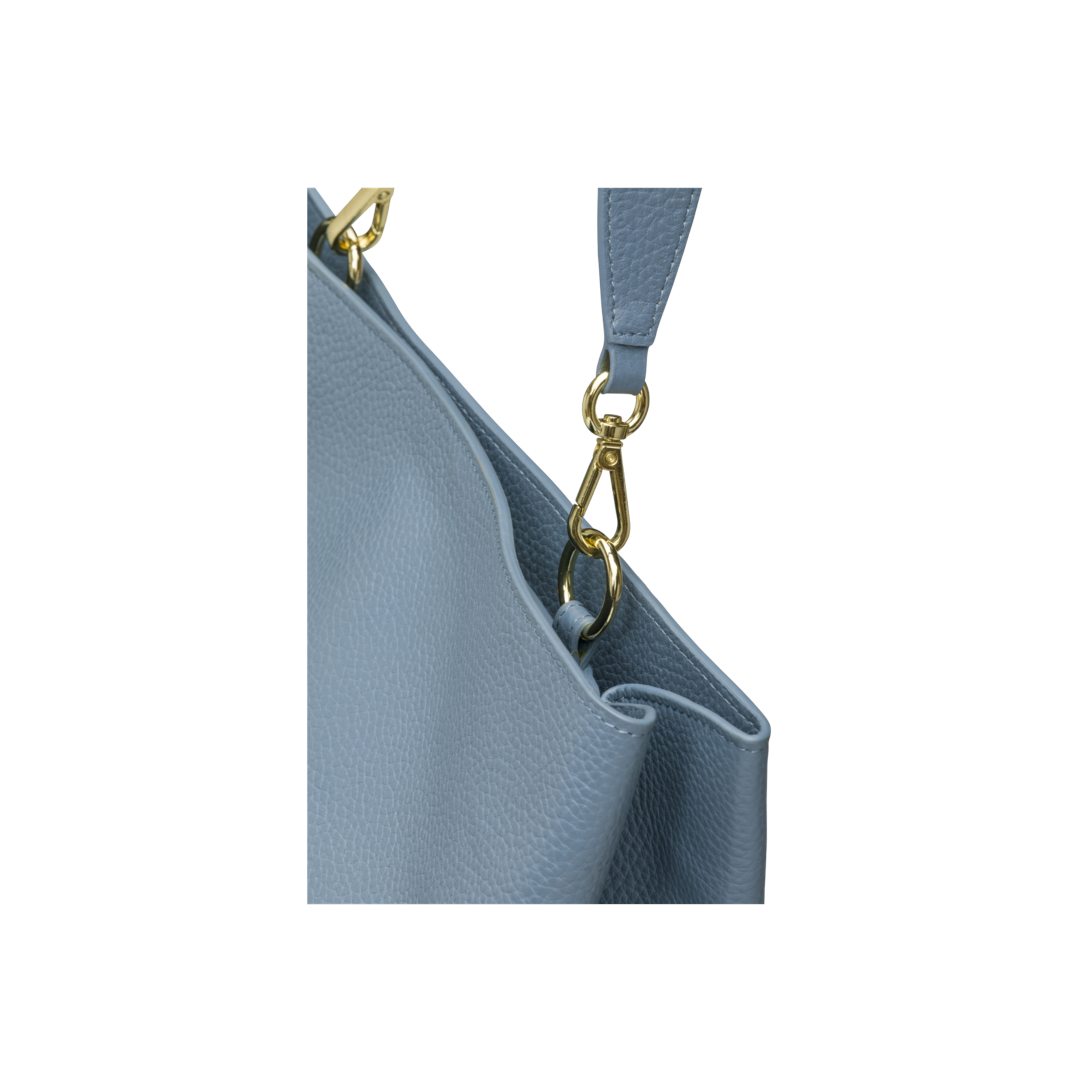 Nahaufnahme einer blauen Ledertasche mit goldfarbener Hardware. Die Tasche befindet sich auf weißem Hintergrund, mit einem Riemen.