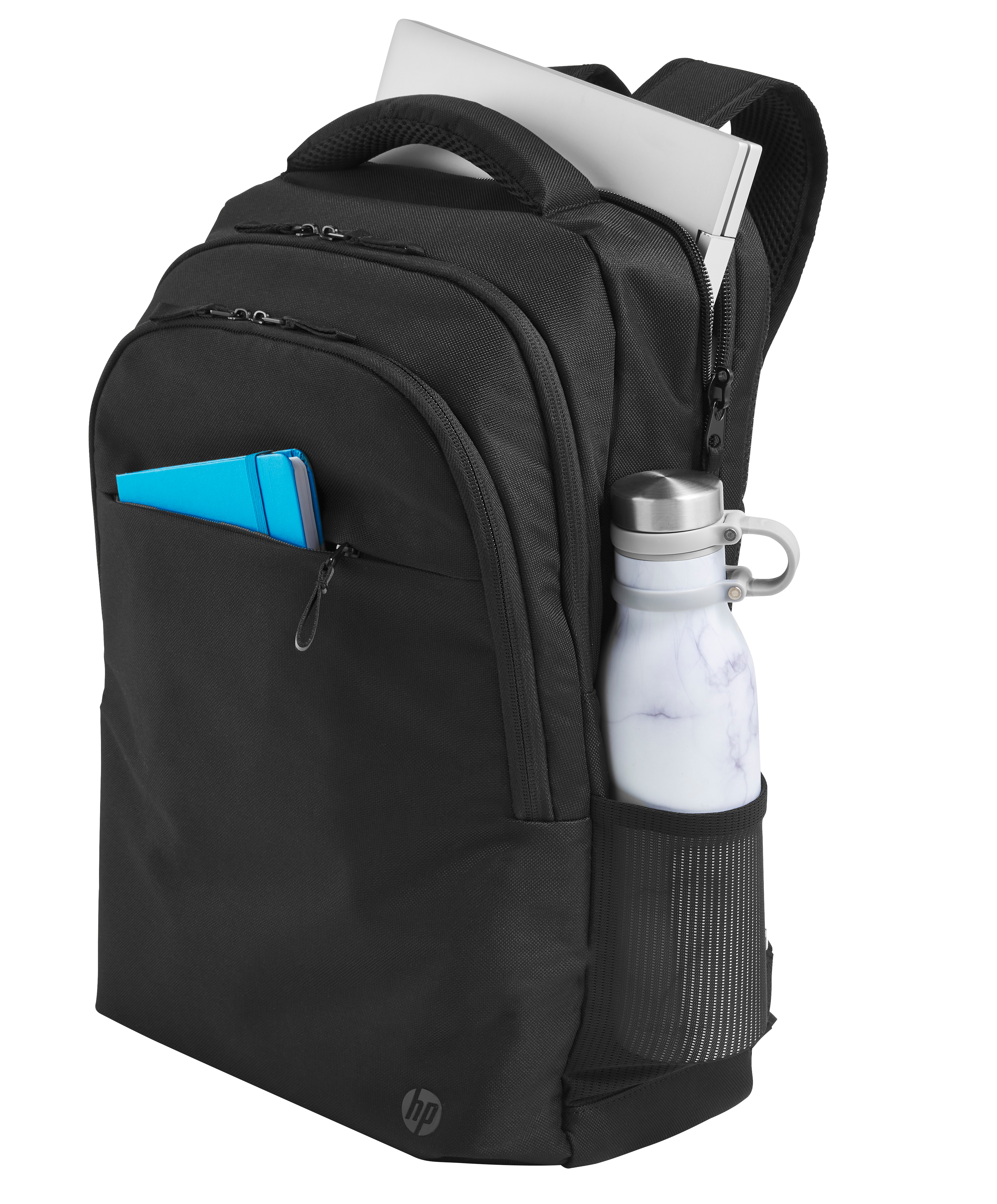Schwarzer Rucksack mit Laptop, Wasserflasche und blauem Notizbuch. Die Tasche hat das HP-Logo.