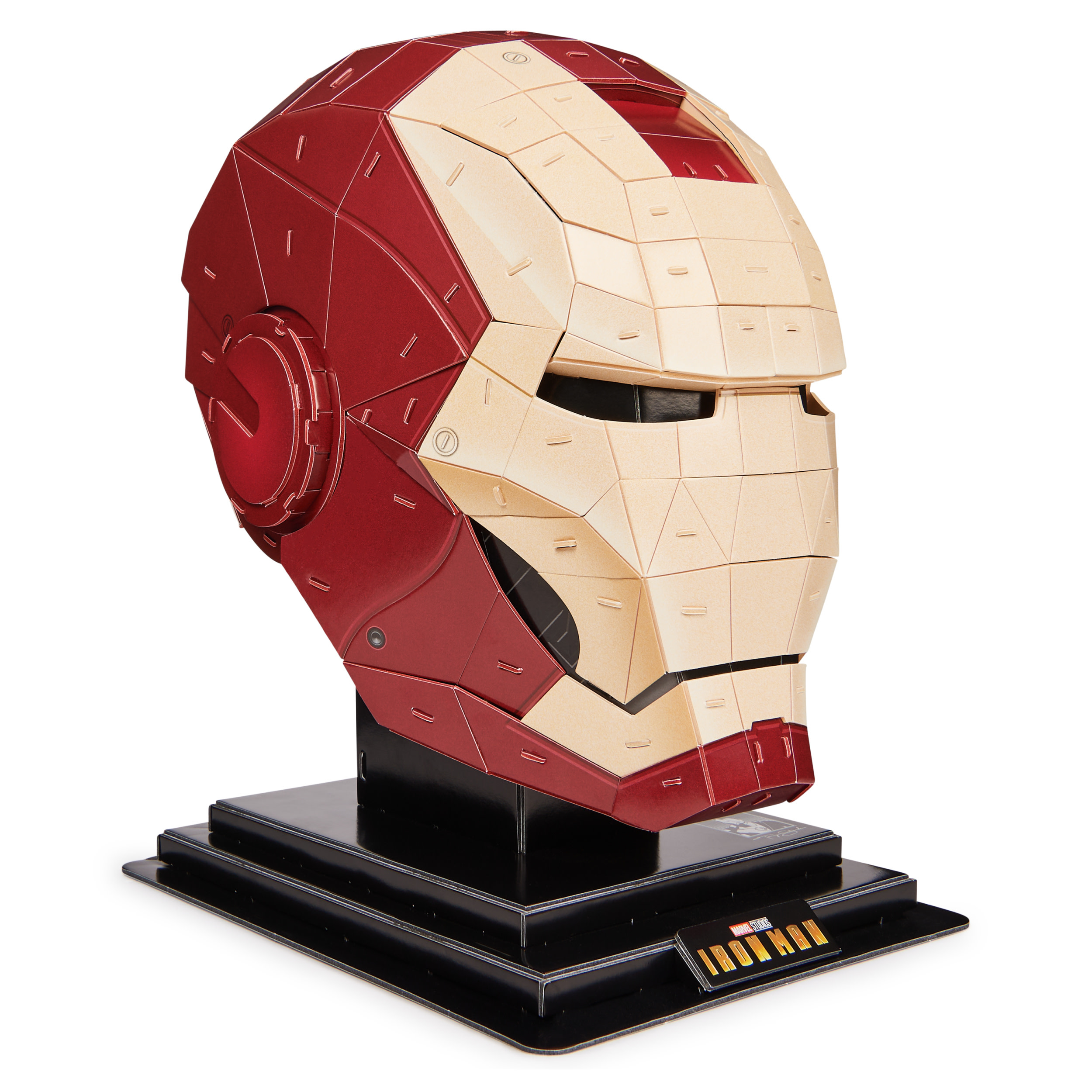 Iron Man Helmmodell. Rote und beige Abschnitte auf schwarzer Basis. Marvel Studios Iron Man Logo auf der Basis.