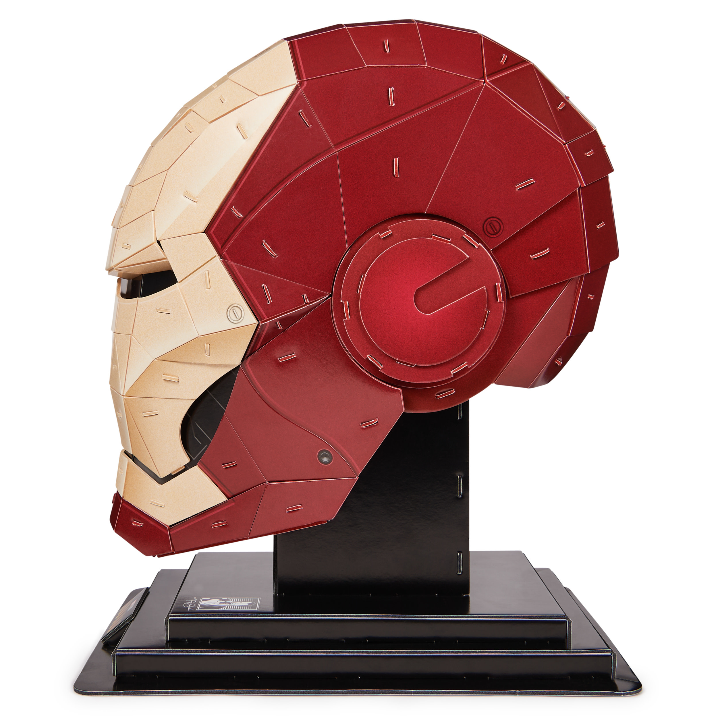 Ein Iron-Man-Helm aus Papier, rot und beige, steht auf einem schwarzen Ständer vor weißem Hintergrund.