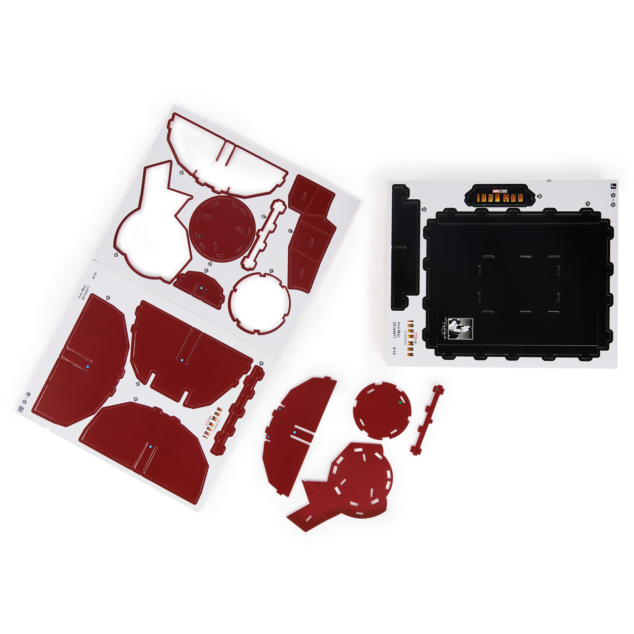 Iron Man Modellbausatzteile. Rote und weiße Kartonzuschnitte. Schwarze Box mit Marvel-Logo.