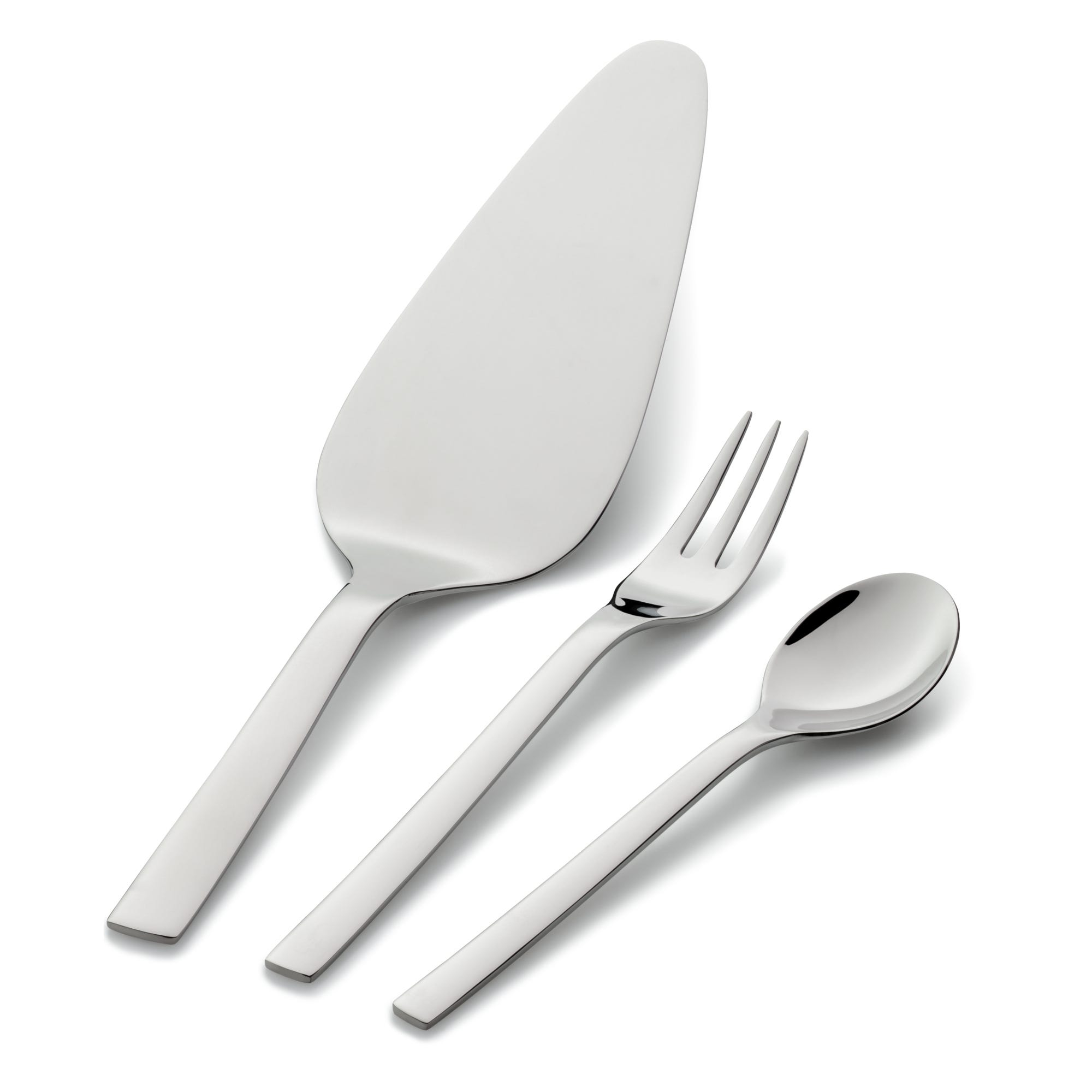 Trois couverts : une pelle à gâteau, une fourchette et une cuillère. Tous sont argentés sur fond blanc.