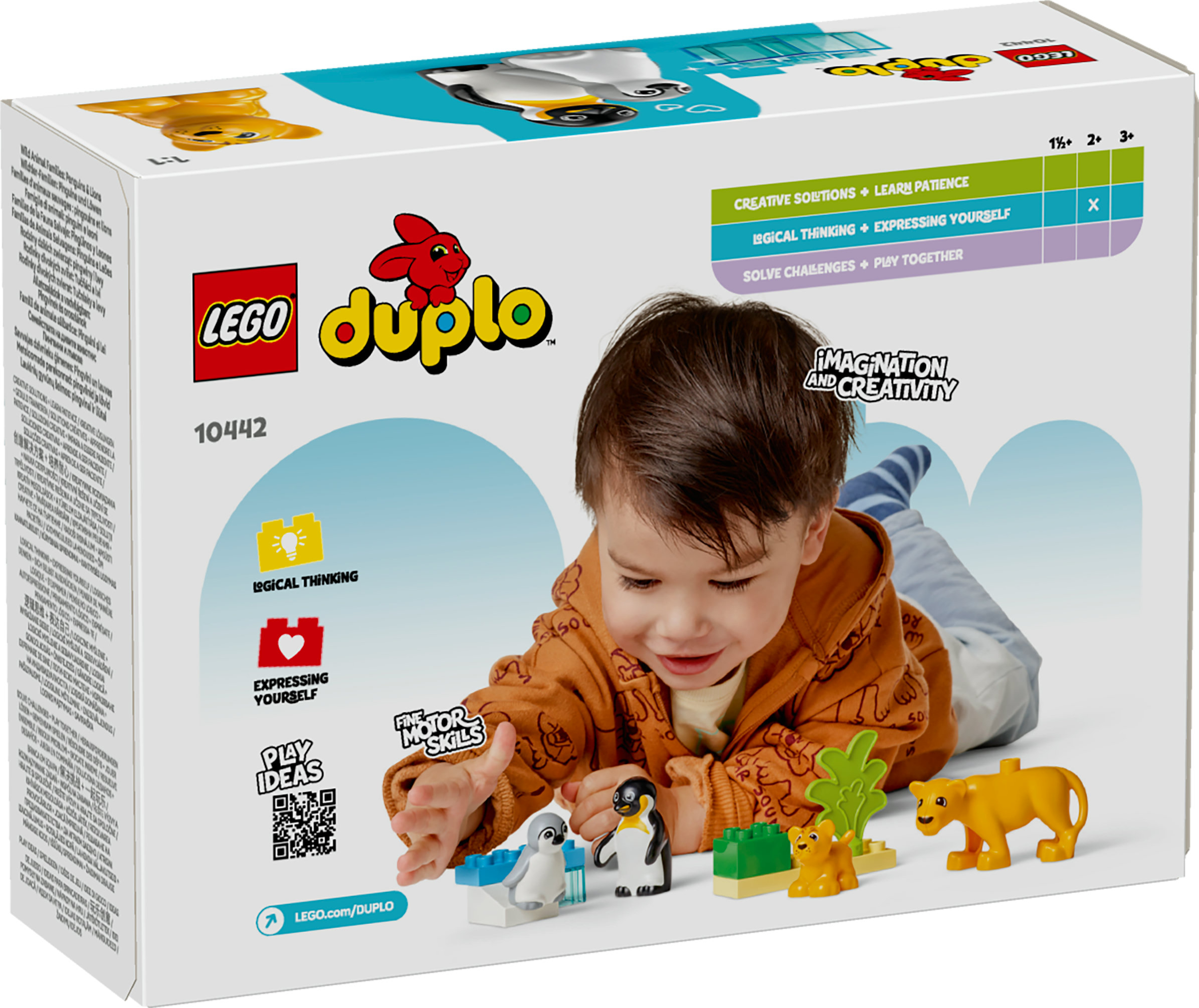 Dziecko bawi się figurkami zwierząt Lego Duplo, w tym pingwinami i lwami, na białej powierzchni.