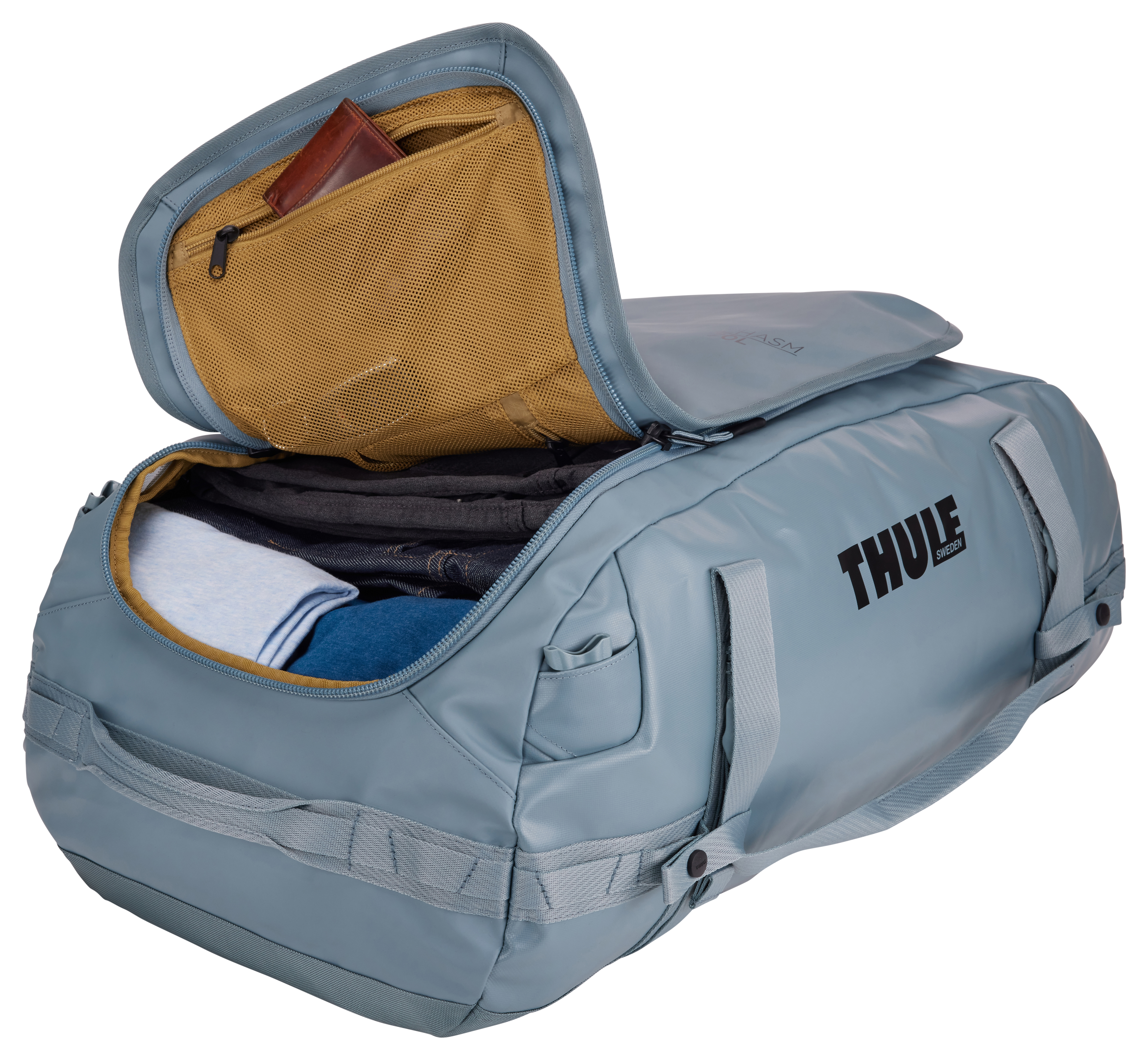 Eine graue Thule-Duffel-Tasche ist geöffnet und zeigt Kleidung und eine braune Brieftasche. Sie hat eine Netztasche.